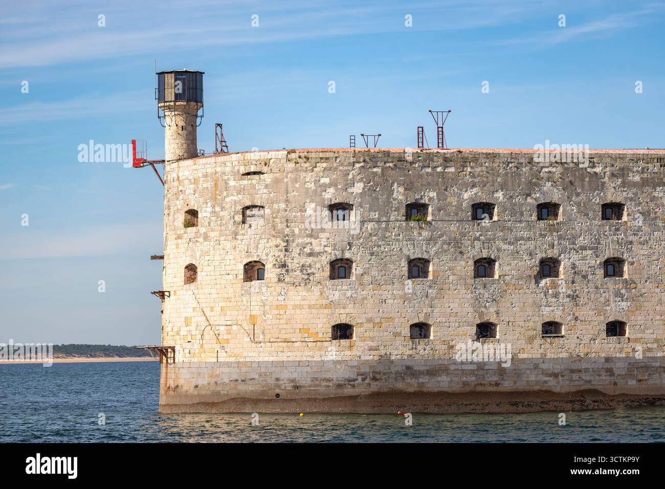 Primo piano della monumentale facciata di Fort Boyard, che rivela la sua costruzione in pietra calcarea con caratteristiche file di finestre e torre di guardia. Foto Stock