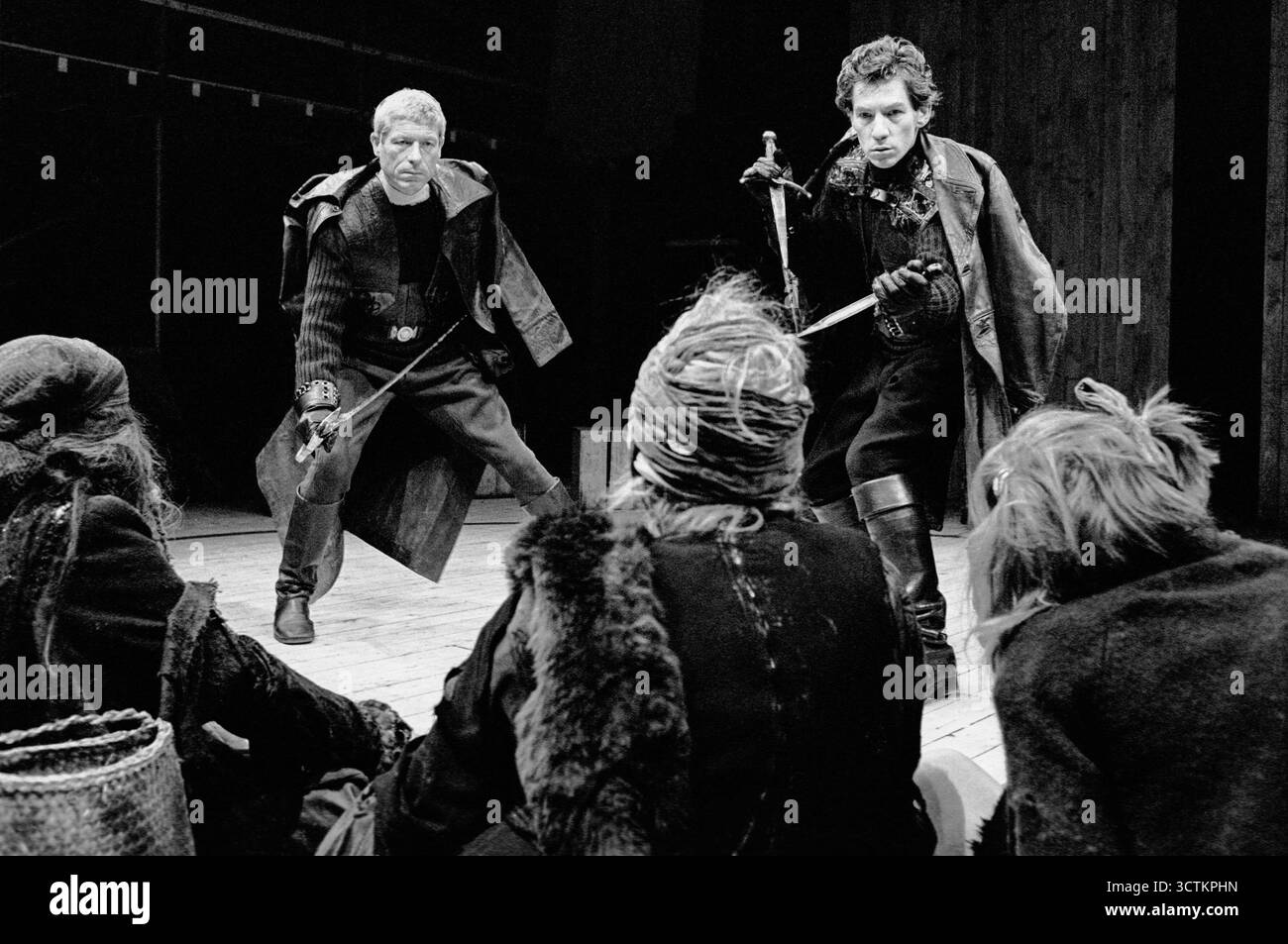 l-r: John Woodvine (Banquo), Ian McKellen (Macbeth) Facing the Weird Sisters (Witches) in MACBETH di Shakespeare alla Royal Shakespeare Company (RSC), The Other Place, Stratford-upon-Avon, Inghilterra 04/08/1976 design: John Napier illuminazione: Leo Leibovici regista: Trevor Nunn Foto Stock