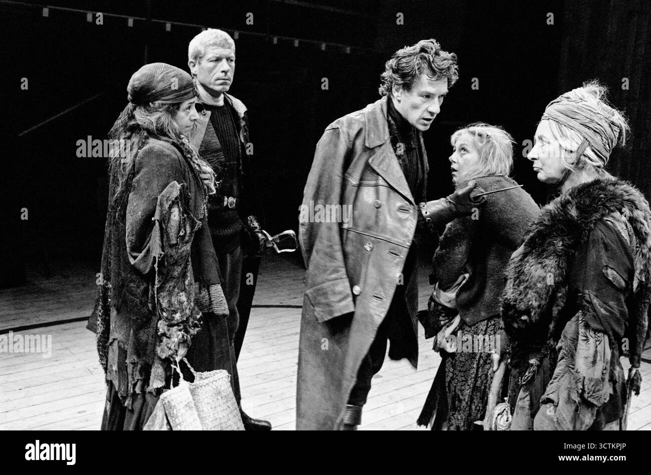 l-r: John Woodvine (Banquo), Ian McKellen (Macbeth) with the Weird Sisters (Witches), l-r: Judith Harte, Susan Dury, Marie Kean in MACBETH di Shakespeare alla Royal Shakespeare Company (RSC), The Other Place, Stratford-upon-Avon, Inghilterra 04/08/1976 design: John Napier illuminazione: Leo Leibovici direttore: Trevor Nunn Foto Stock