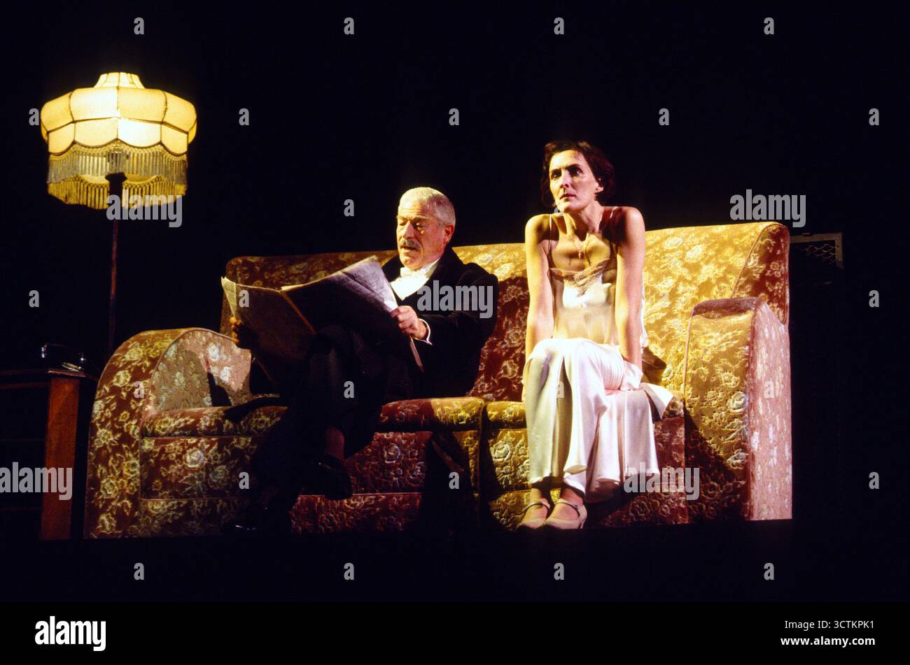 John Woodvine (George H Jones), Fiona Shaw (Young Woman) in MACHINAL di Sophie Treadwell al Lyttelton Theatre, National Theatre (NT), Londra SE1 15/10/1993 Set design: Ian MacNeil costumi: Clare Mitchell illuminazione: Rick Fisher regista: Stephen Daldry Foto Stock