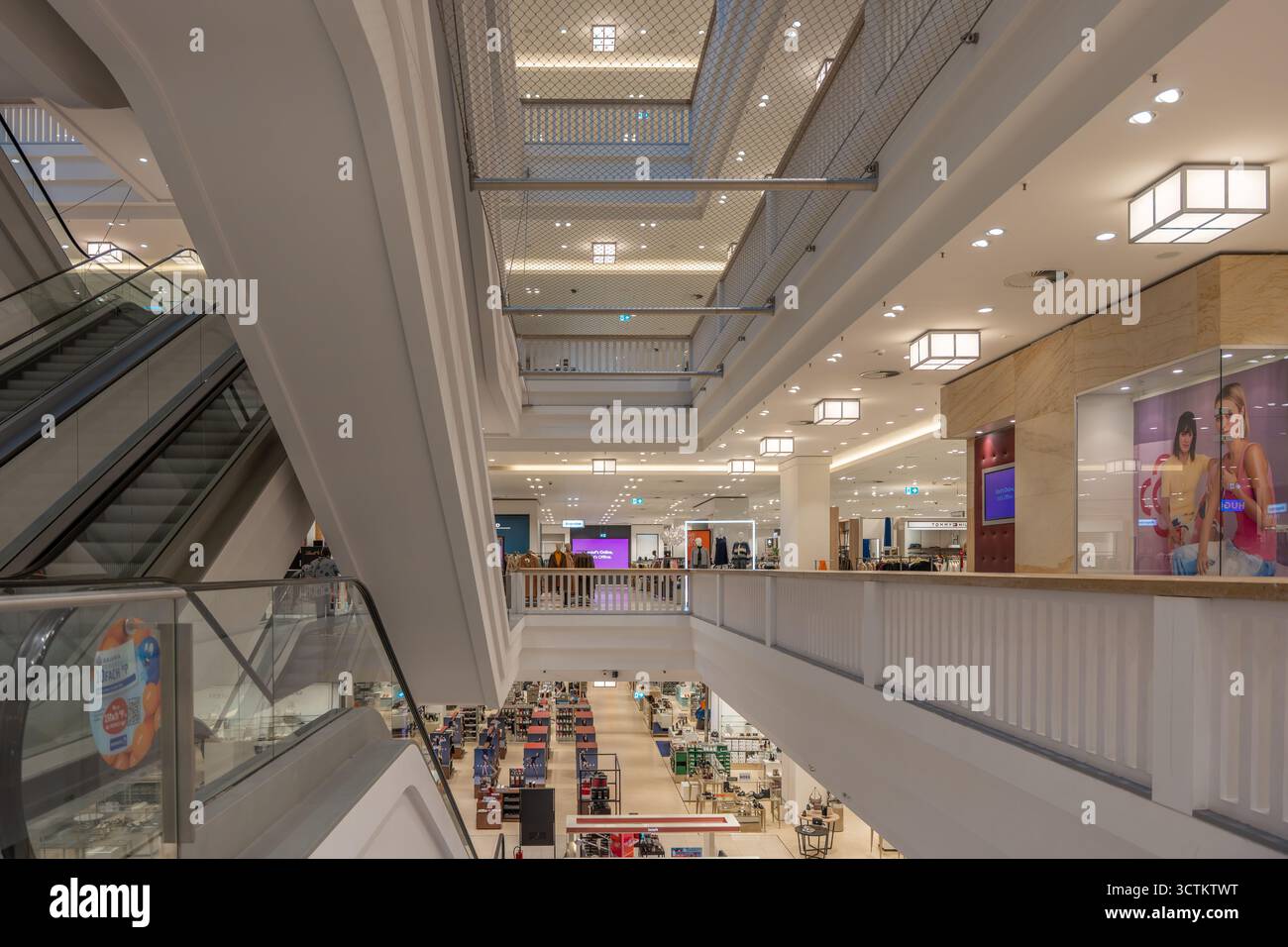 Germania Berlino 7 ottobre 2025. Scale mobili e piani superiori. Più scale mobili collegano i piani di un grande magazzino. Illuminazione brillante e pulizia più pulita Foto Stock
