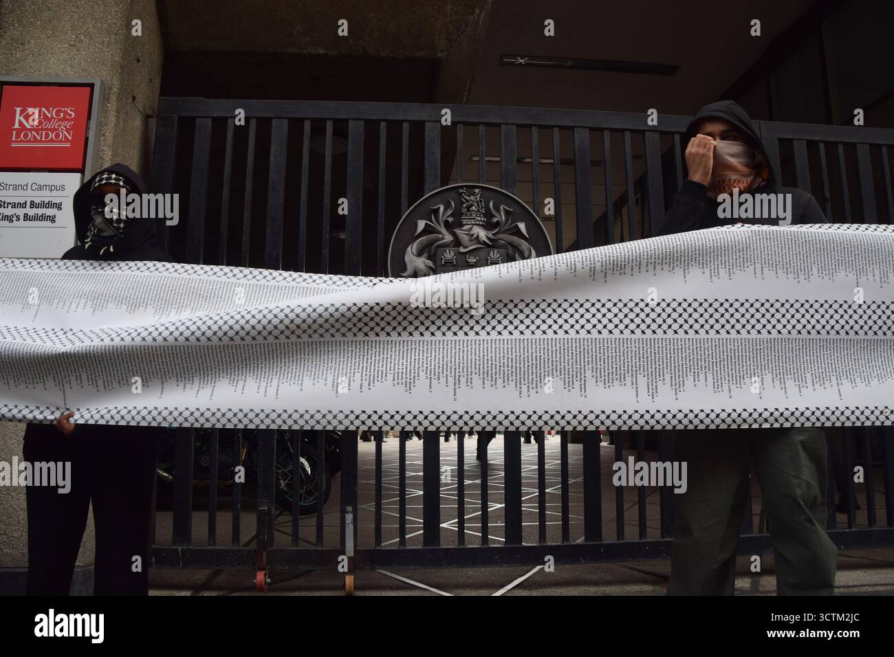 Londra, Regno Unito. 7 ottobre 2025. I manifestanti pro-palestinesi al di fuori del King's College di Londra tengono una lunga lista di nomi di bambini uccisi da Israele a Gaza in occasione del secondo anniversario dell'attacco di Hamas al Nova Festival in Israele e dei successivi attacchi a Gaza da parte di Israele. Gli studenti marciarono dal King's College e si fermarono in vari campus lungo la strada, chiedendo la fine del genocidio a Gaza. Crediti: Vuk Valcic/Alamy Live News Foto Stock