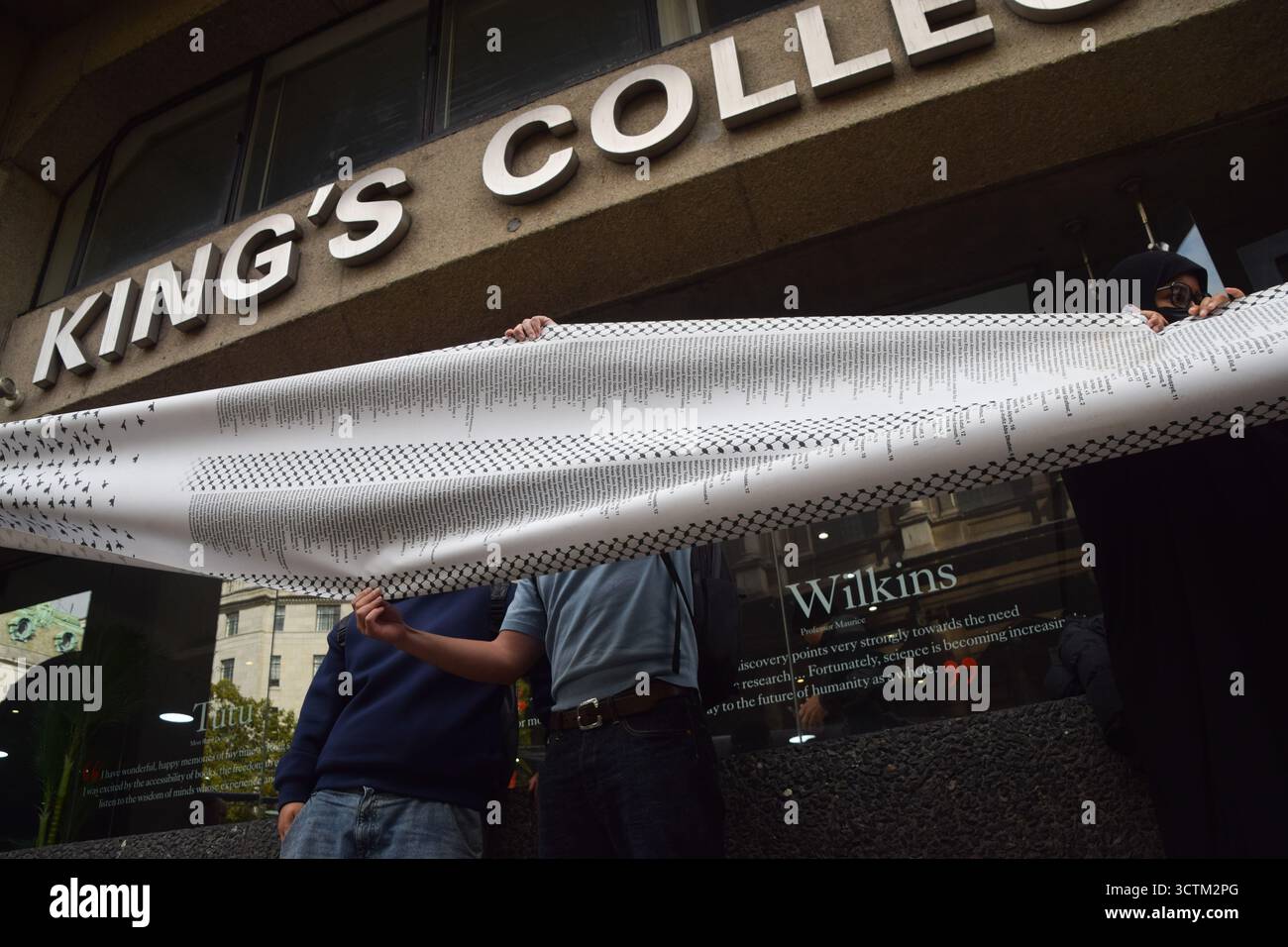 Londra, Regno Unito. 7 ottobre 2025. I manifestanti pro-palestinesi al di fuori del King's College di Londra tengono una lunga lista di nomi di bambini uccisi da Israele a Gaza in occasione del secondo anniversario dell'attacco di Hamas al Nova Festival in Israele e dei successivi attacchi a Gaza da parte di Israele. Gli studenti marciarono dal King's College e si fermarono in vari campus lungo la strada, chiedendo la fine del genocidio a Gaza. Crediti: Vuk Valcic/Alamy Live News Foto Stock