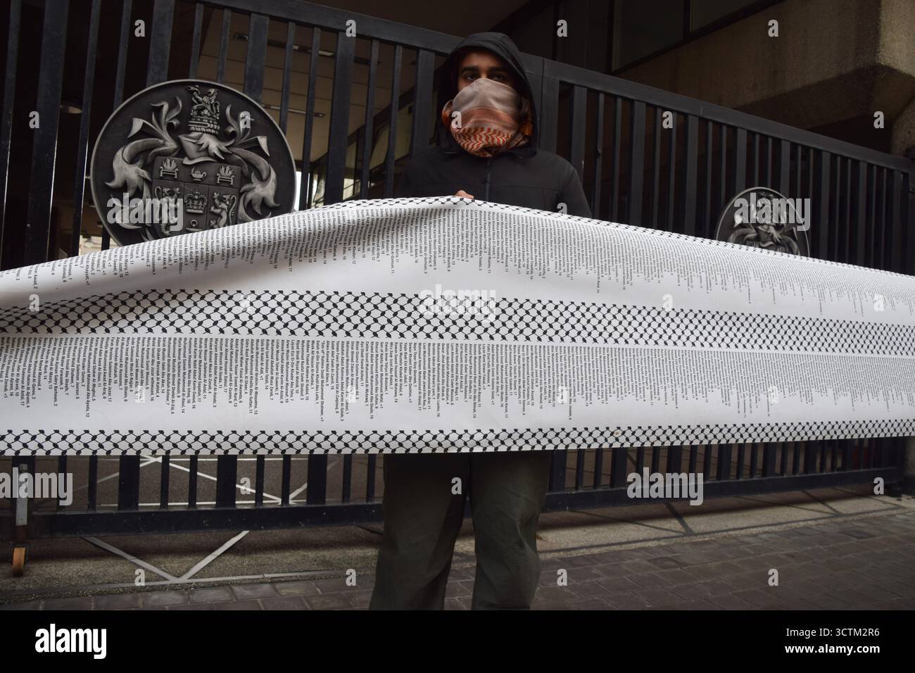 Londra, Regno Unito. 7 ottobre 2025. I manifestanti pro-palestinesi al di fuori del King's College di Londra tengono una lunga lista di nomi di bambini uccisi da Israele a Gaza in occasione del secondo anniversario dell'attacco di Hamas al Nova Festival in Israele e dei successivi attacchi a Gaza da parte di Israele. Gli studenti marciarono dal King's College e si fermarono in vari campus lungo la strada, chiedendo la fine del genocidio a Gaza. Crediti: Vuk Valcic/Alamy Live News Foto Stock