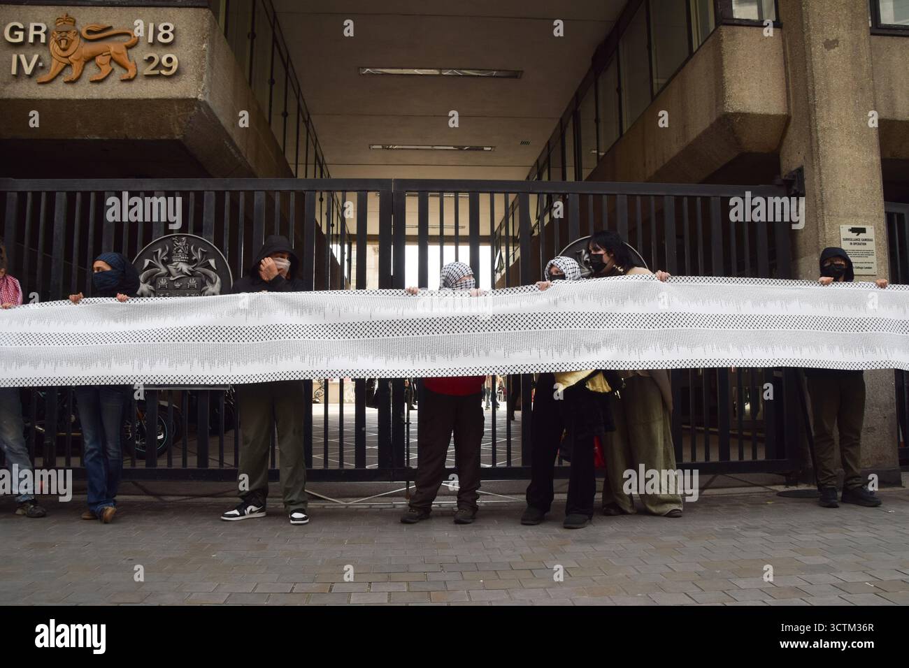 Londra, Regno Unito. 7 ottobre 2025. I manifestanti pro-palestinesi al di fuori del King's College di Londra tengono una lunga lista di nomi di bambini uccisi da Israele a Gaza in occasione del secondo anniversario dell'attacco di Hamas al Nova Festival in Israele e dei successivi attacchi a Gaza da parte di Israele. Gli studenti marciarono dal King's College e si fermarono in vari campus lungo la strada, chiedendo la fine del genocidio a Gaza. Crediti: Vuk Valcic/Alamy Live News Foto Stock