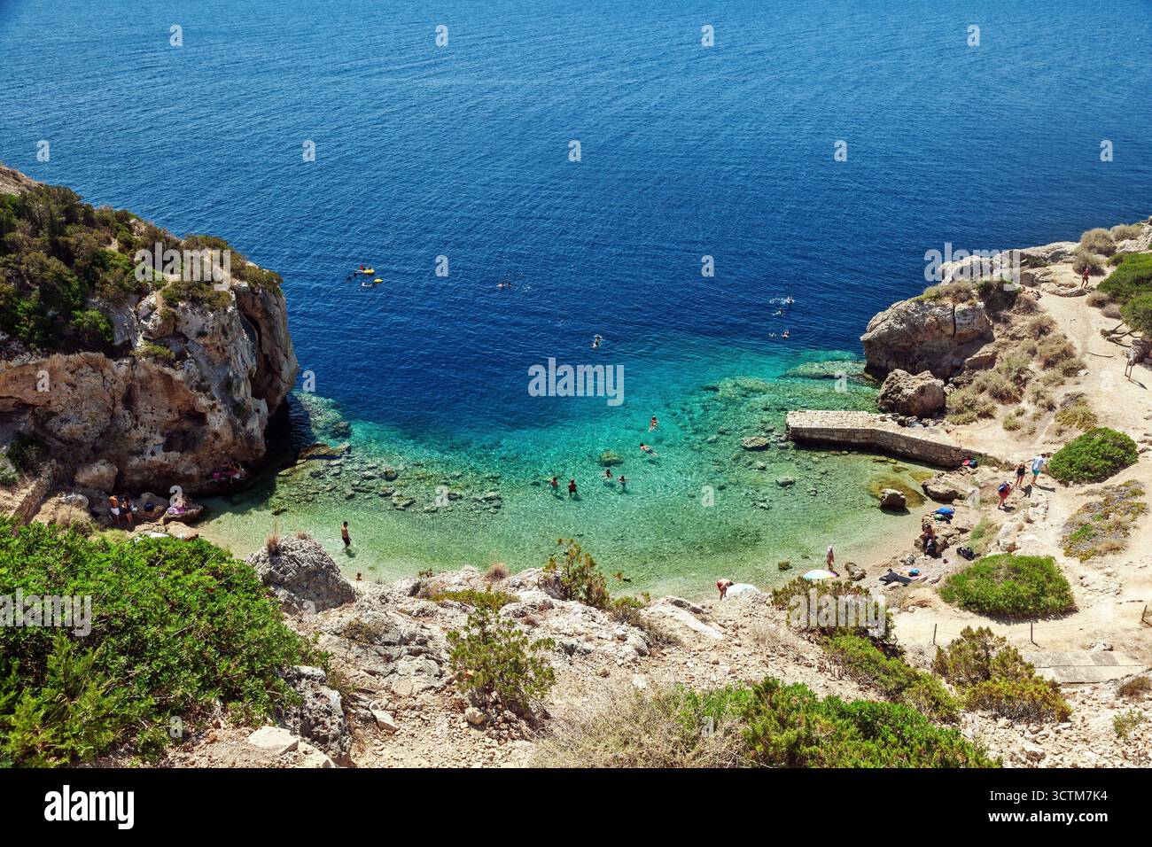 Vista panoramica dell'antico santuario della dea Hera, vicino alla città di Loutraki, in Grecia. La spiaggia rocciosa accanto al sito è popolare durante l'estate. Foto Stock