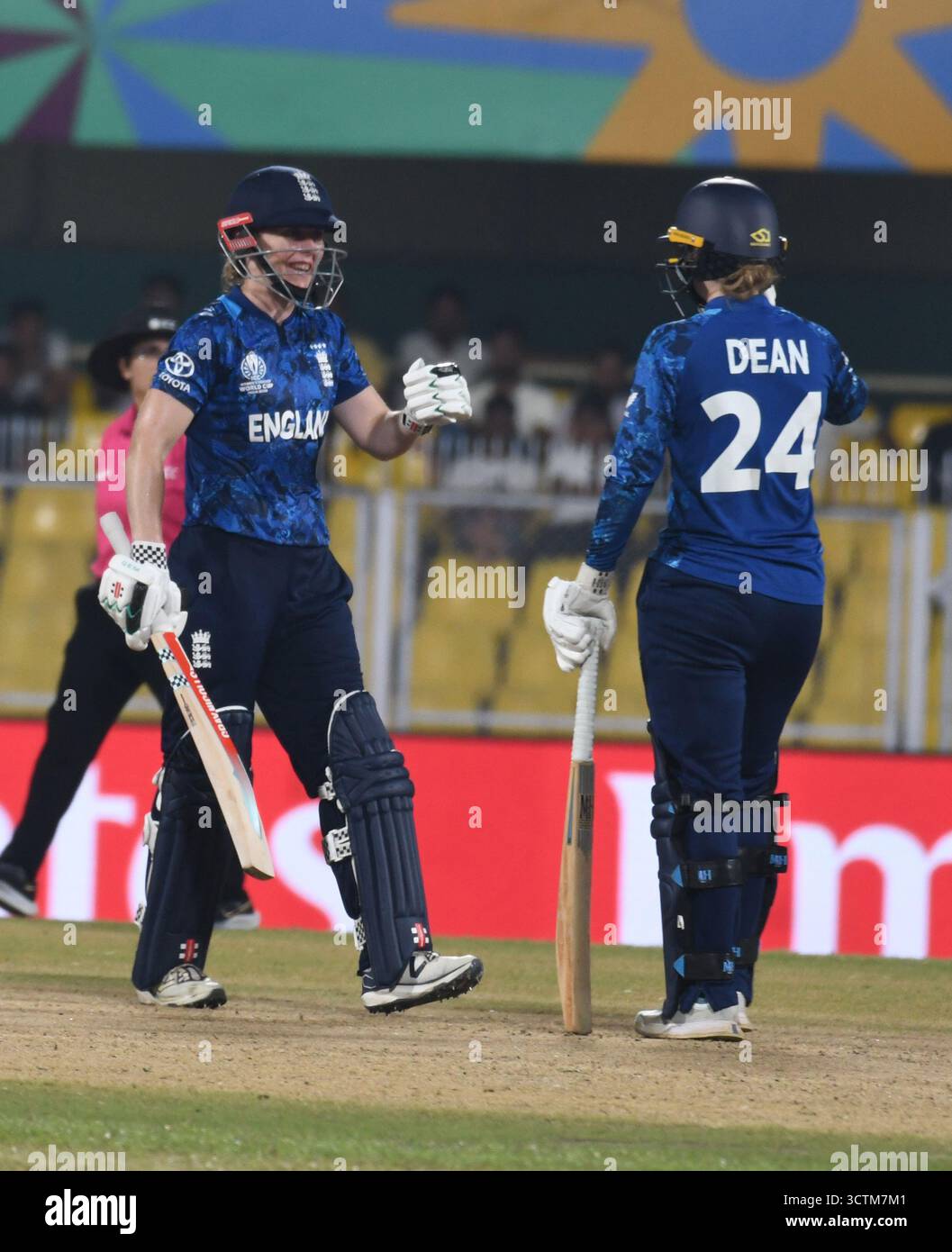 Guwahati, Guwahati, India. 7 ottobre 2025. Il battitore inglese Heather Knight e Charlie Dean durante la partita di Coppa del mondo di cricket femminile ICC tra Bangladesh e Inghilterra allo stadio ACA di Guwahati in India martedì 7 ottobre 2025. (Credit Image: © Dasarath Deka/ZUMA Press Wire) SOLO PER USO EDITORIALE! Non per USO commerciale! Foto Stock