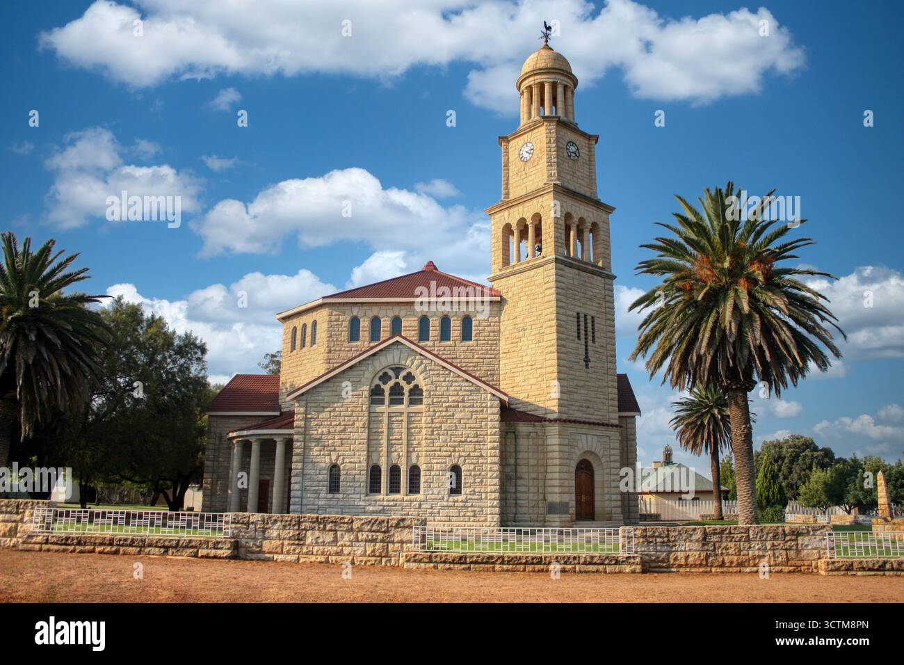 La Chiesa riformata olandese a Wolmaransstad, Provincia del Nord Ovest, Sud Africa, è un edificio storico progettato da Gerard Moerdyk e costruito nel 1929 Foto Stock