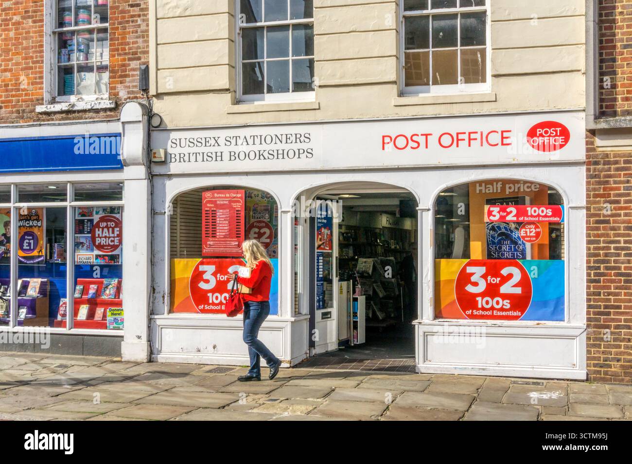 Ufficio postale in una filiale della Sussex Stationers, North Street, Chichester. Foto Stock
