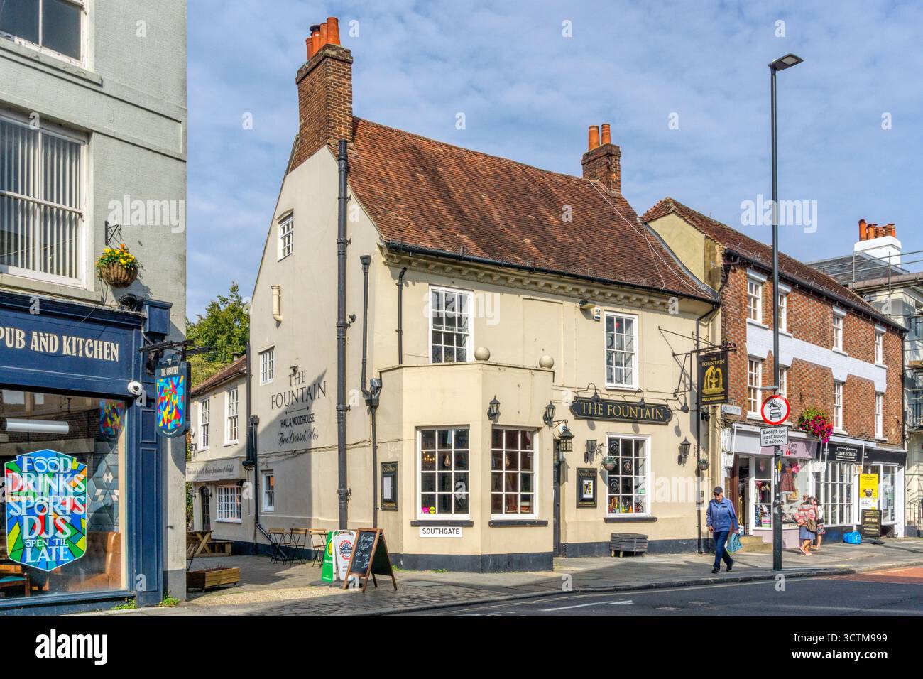 The Fountain, casa pubblica del XVIII secolo all'angolo tra Southgate e South Street, Chichester. Foto Stock