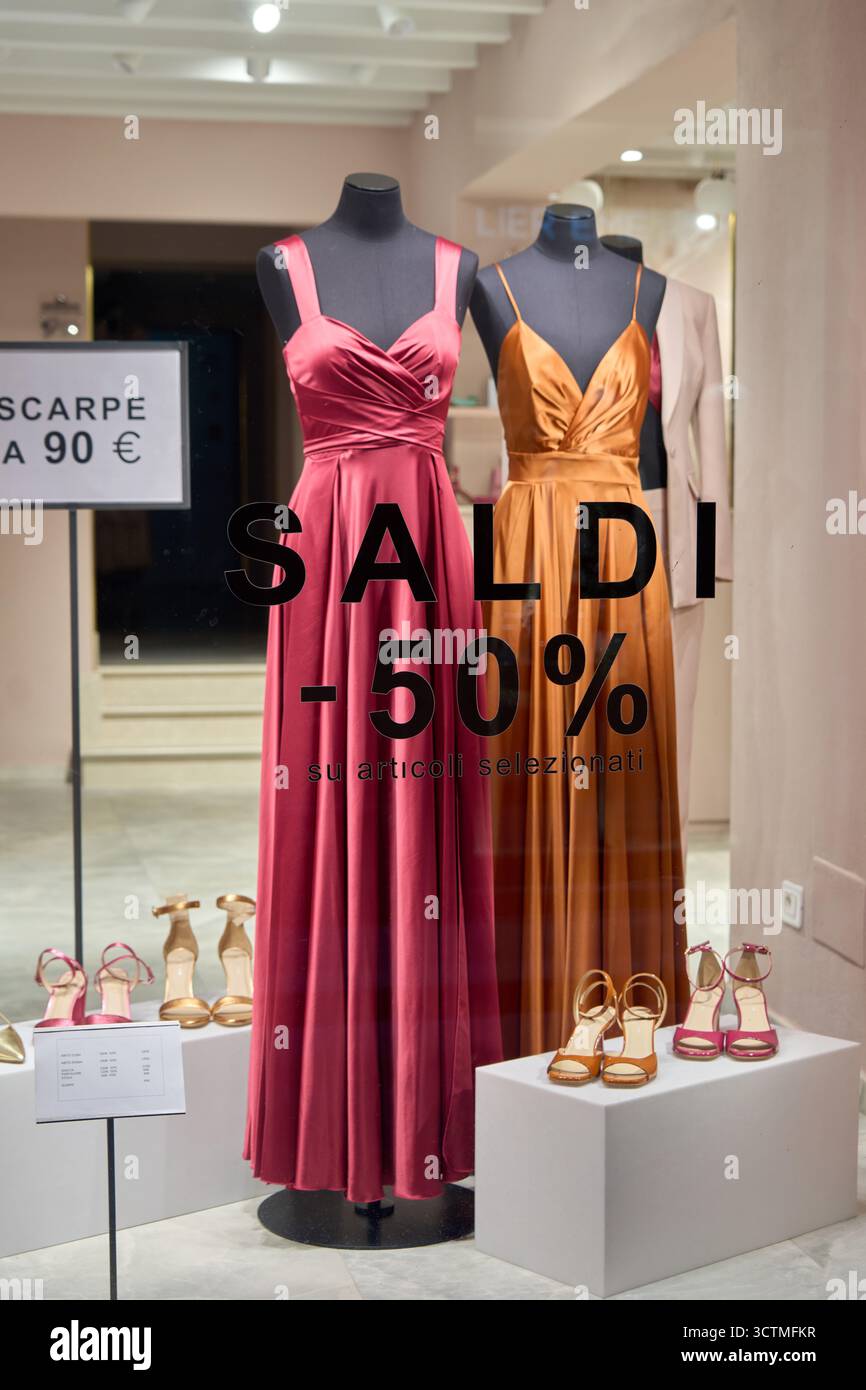 Vetrina con abiti lunghi in vendita, Firenze, Toscana, Italia. Foto Stock