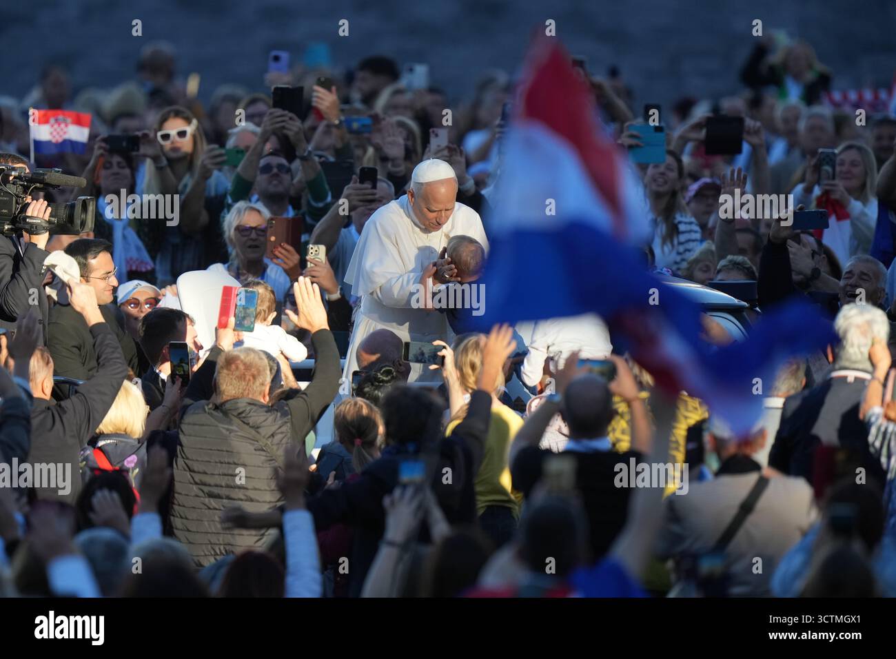 Pope Leo XIV greets pilgrims from Croatia in St. Peter's Square at the Vatican, Tuesday, Oct. 7, 2025. (AP Photo/Andrew Medichini) Foto Stock