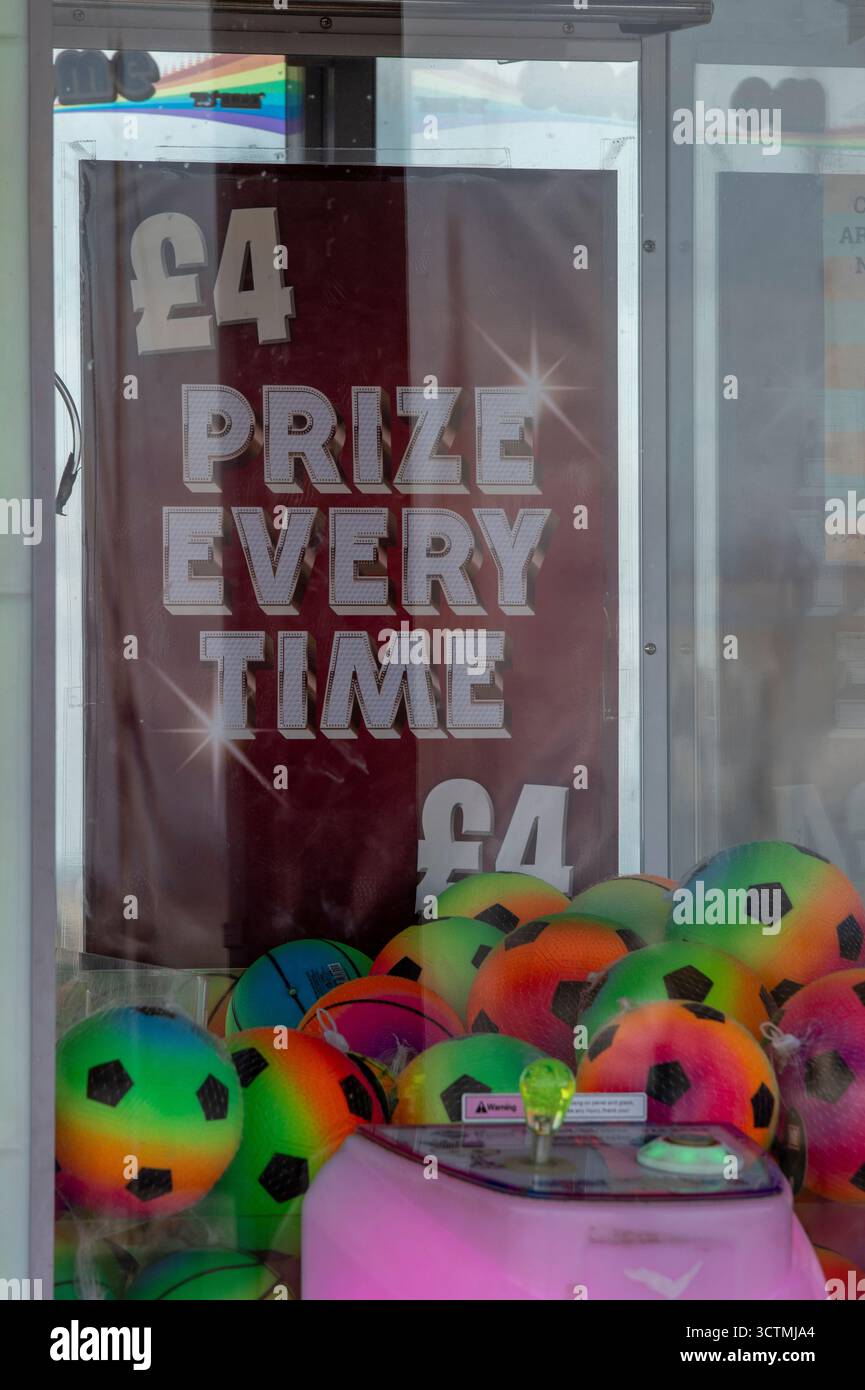 sala giochi piena di palloni colorati che pubblicizzano ogni volta un premio a €4 Foto Stock