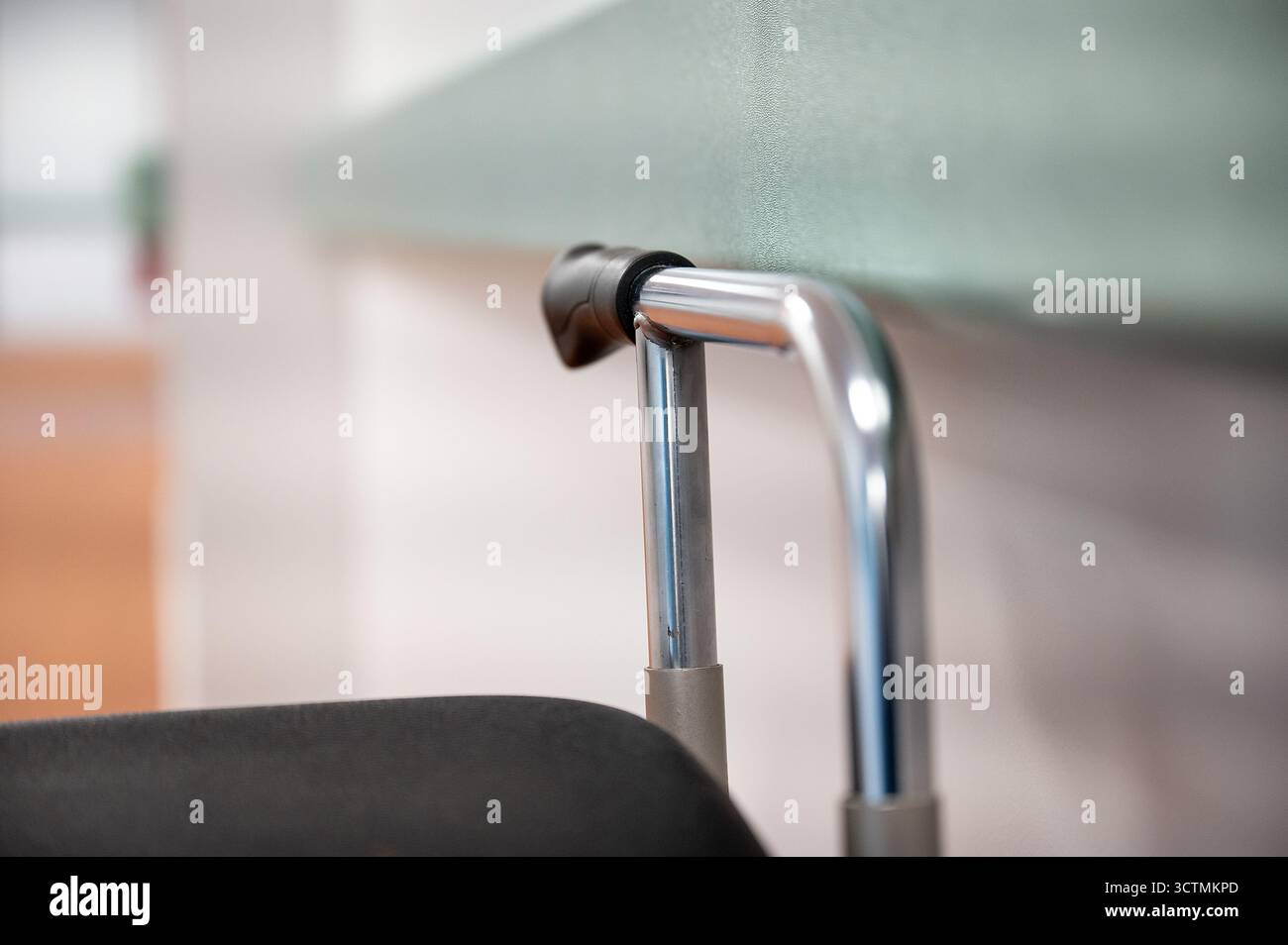 Ambulatore di assistenza agli anziani nella casa degli anziani, Tienen, Belgio 5 ottobre 2025 Foto Stock