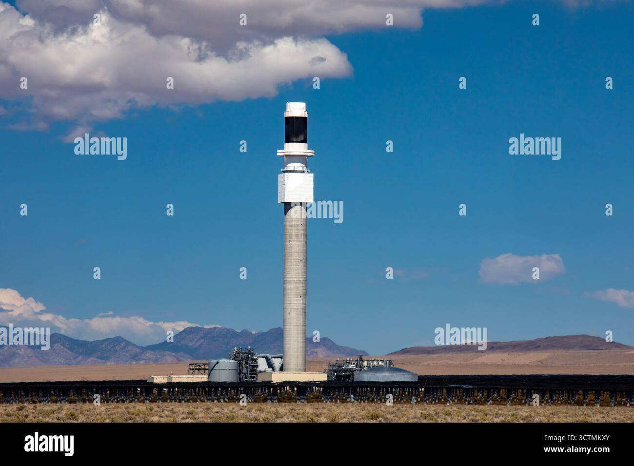 Tonopah, Nevada - la torre ricevente centrale del Crescent Dunes Solar Energy Project nel deserto del Nevada. Diecimila specchi riflettono la luce del sole su t Foto Stock
