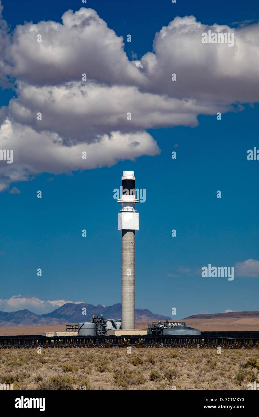 Tonopah, Nevada - la torre ricevente centrale del Crescent Dunes Solar Energy Project nel deserto del Nevada. Diecimila specchi riflettono la luce del sole su t Foto Stock