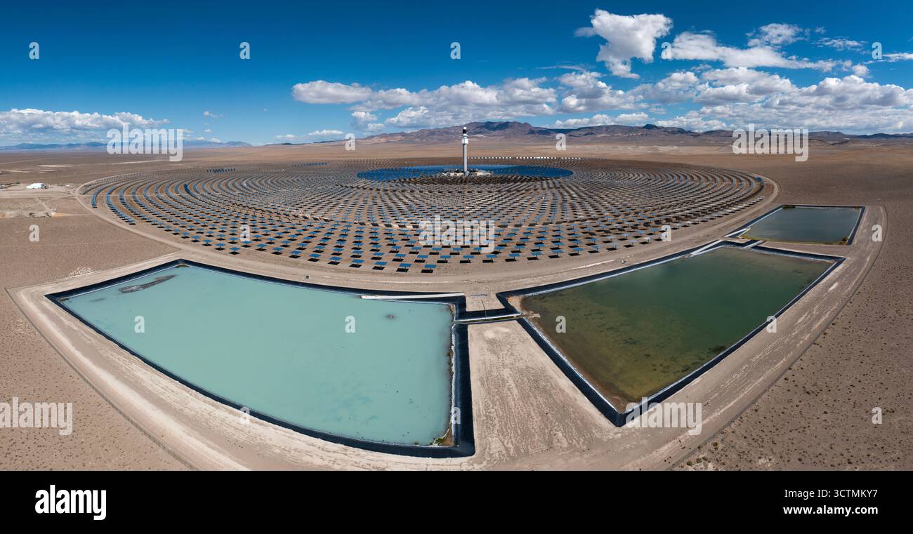 Tonopah, Nevada - il Crescent Dunes Solar Energy Project nel deserto del Nevada. Diecimila specchi riflettono la luce del sole su una torre dove il sale fuso i Foto Stock