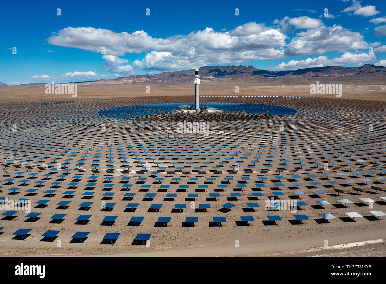 Tonopah, Nevada - il Crescent Dunes Solar Energy Project nel deserto del Nevada. Diecimila specchi riflettono la luce del sole su una torre dove il sale fuso i Foto Stock
