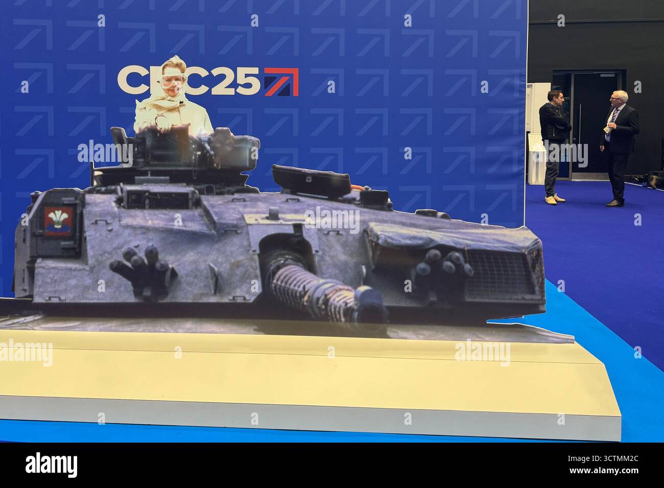 Manchester, Regno Unito. 7 ottobre 2025. Un'esposizione quasi a grandezza naturale alla conferenza del Partito Conservatore britannico mostra l'ex leader del partito e primo ministro Margaret Thatcher su un carro armato. Crediti: Christoph Meyer/dpa/Alamy Live News Foto Stock