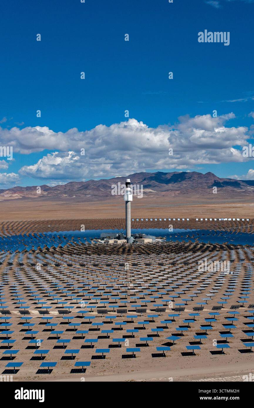 Tonopah, Nevada - il Crescent Dunes Solar Energy Project nel deserto del Nevada. Diecimila specchi riflettono la luce del sole su una torre dove il sale fuso i Foto Stock