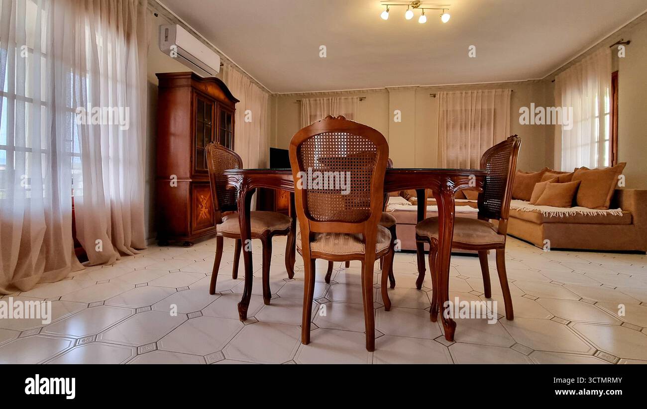 Interno di un elegante soggiorno con mobili in legno in stile rococò Foto Stock