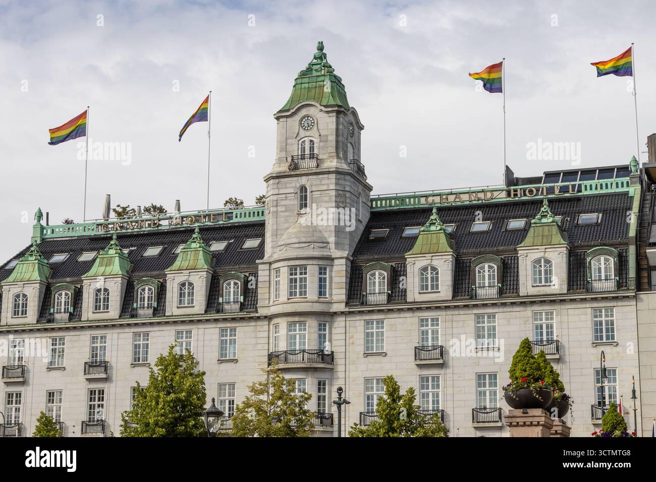 Grand Hotel sul cancello Karl Johans di Oslo, noto per i banchetti del Premio Nobel per la Pace, con bandiere arcobaleno LGBT Pride issate per il festival Oslo Pride Foto Stock