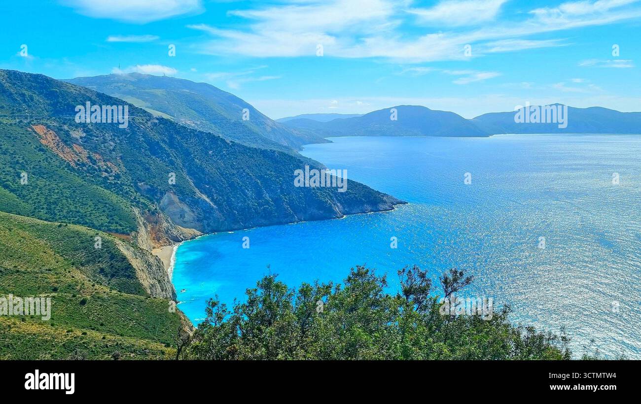 Un paesaggio panoramico con l'iconica spiaggia di Myrtos sull'isola turistica di Cefalonia, in Grecia Foto Stock