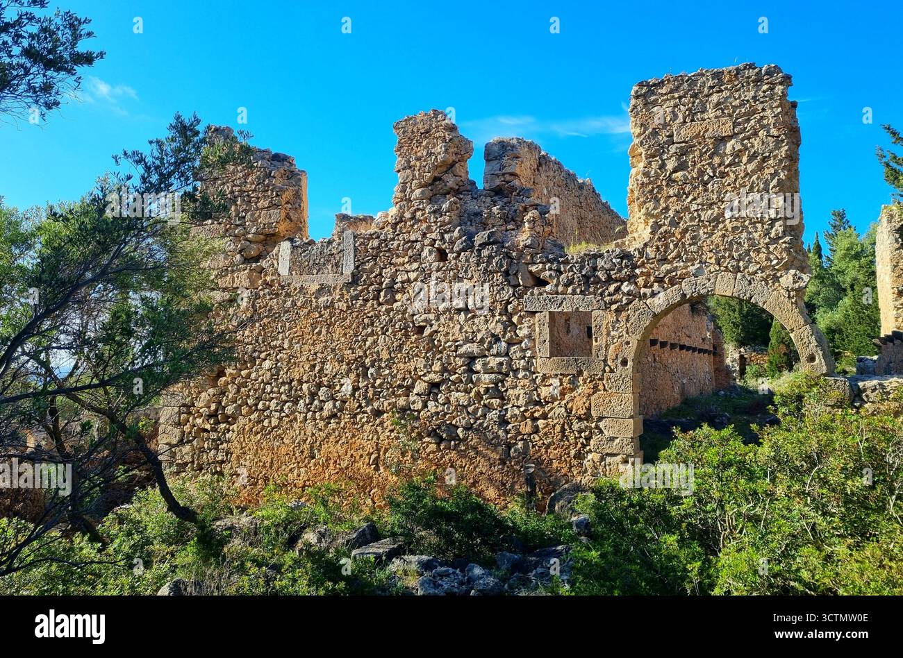 Rovine panoramiche dell'antico castello veneziano di Assos sull'isola di Cefalonia, in Grecia Foto Stock