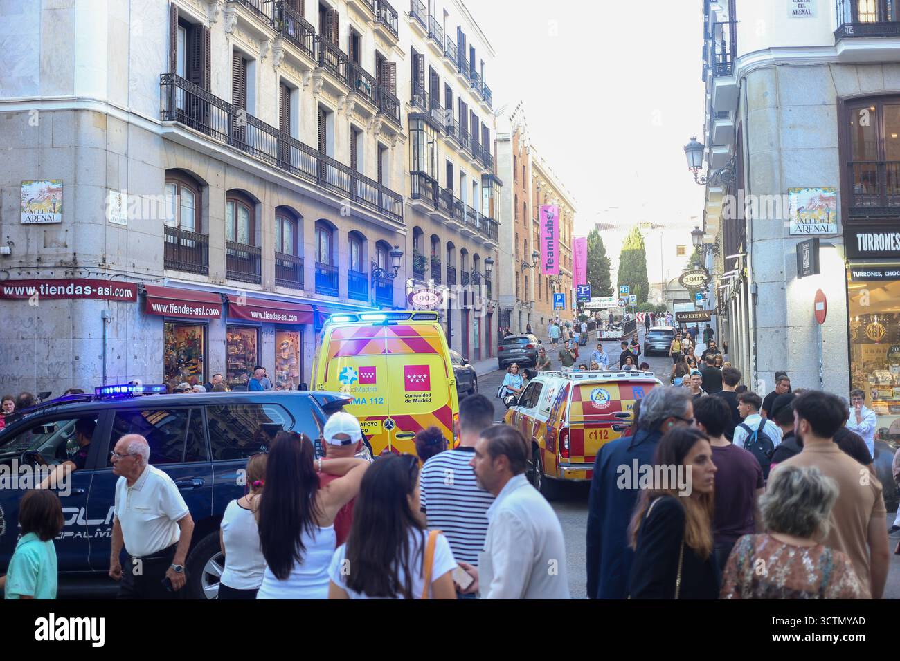 Madrid, Spagna, 7 ottobre 2025: Un'ambulanza lascia l'area durante il crollo parziale di un edificio nell'area dell'Opera, il 7 ottobre 2025, a Madrid, Spagna. Crediti: Alberto Brevers / Alamy Live News Foto Stock