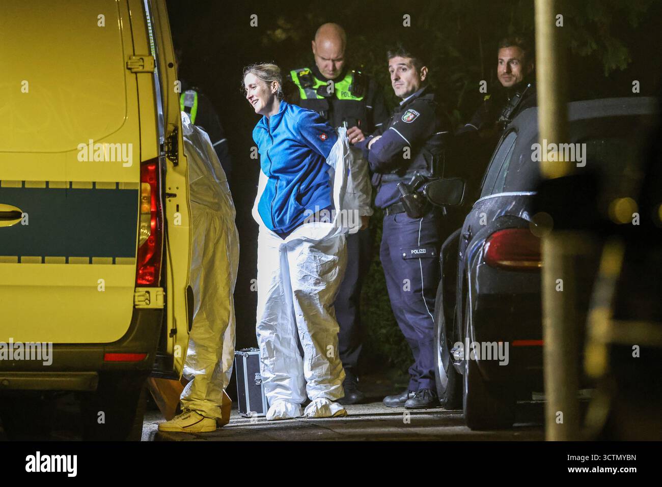 Herdecke, Germania. 7 ottobre 2025. Alle 21:57, il lavoro degli investigatori della casa è finito, un ufficiale forense si toglie la sua causa legale bianca dopo che il neo eletto sindaco di Herdecke è stato gravemente ferito con diverse ferite da pugnalata. Crediti: Christoph Reichwein/dpa/Alamy Live News Foto Stock