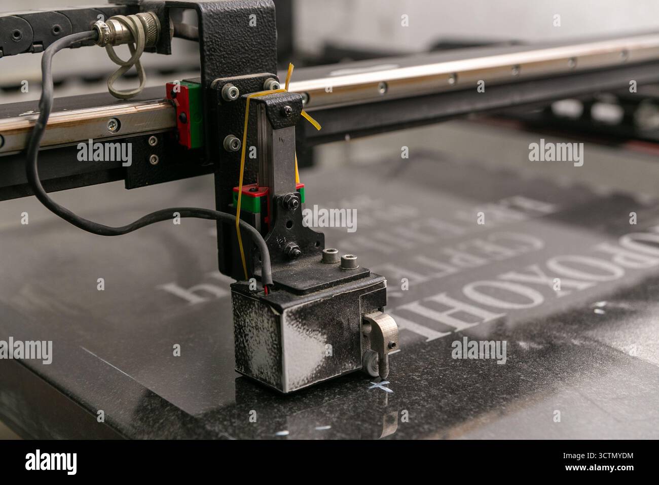 Macchina per incisione in pietra, perfetta per creare progetti complessi e lavori in pietra personalizzati per mestieri e memoriali. Foto Stock