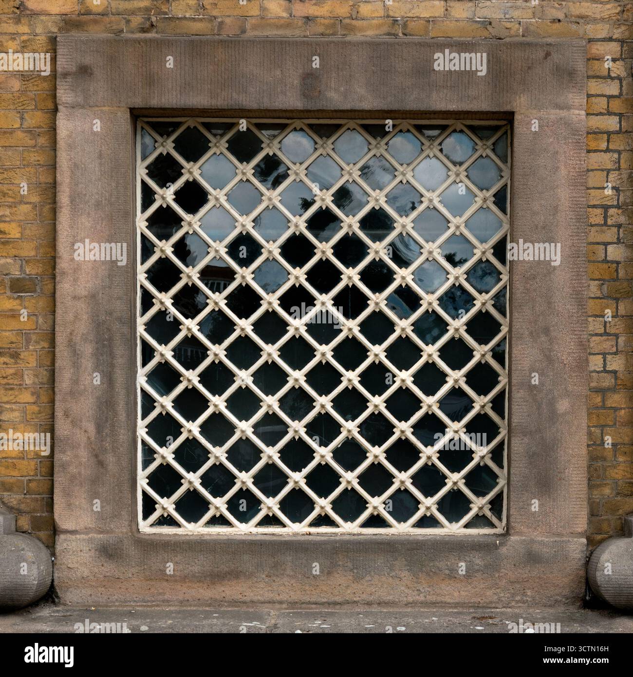 Finestra vintage con copertura protettiva in rete decorata Foto Stock
