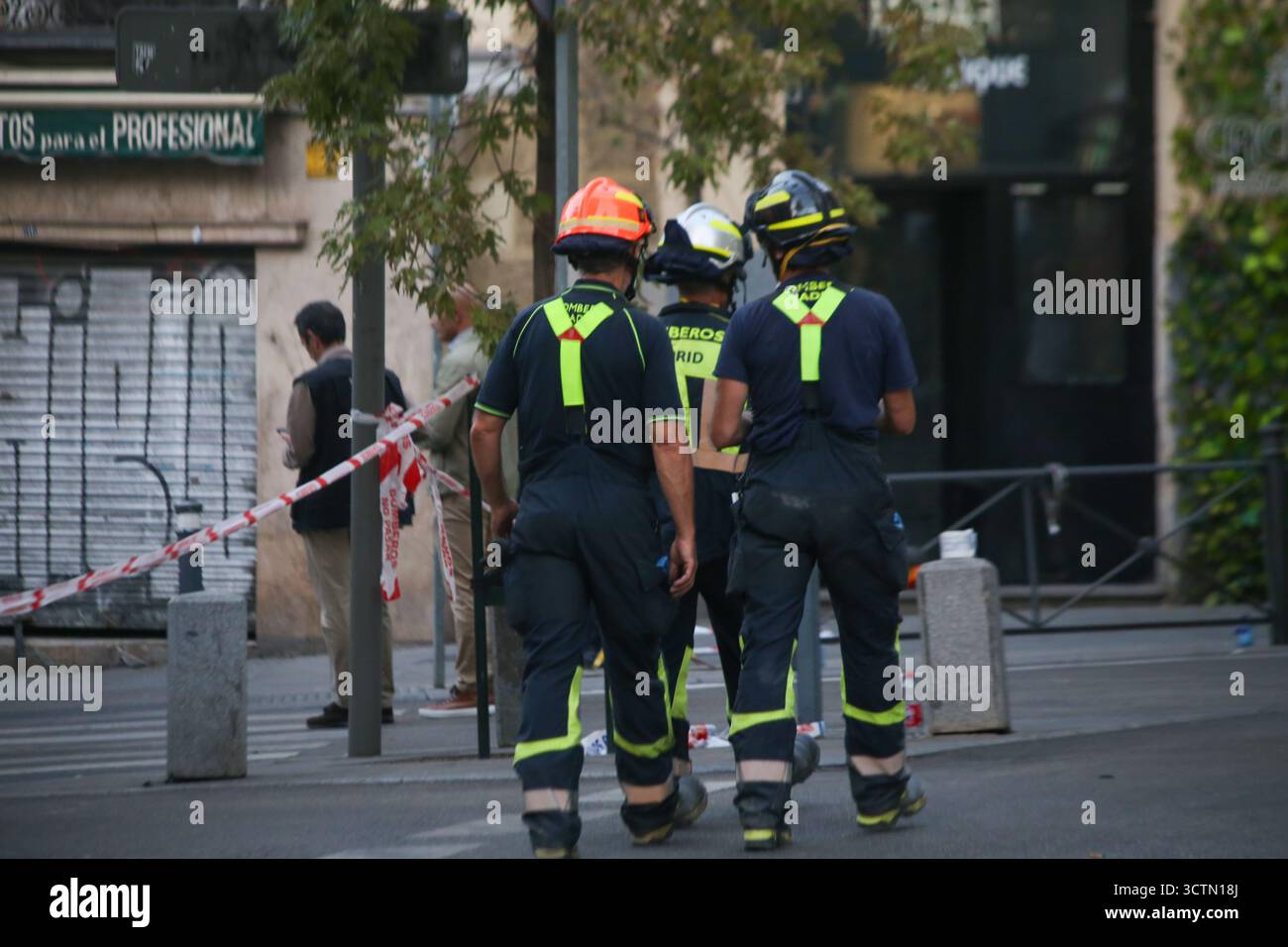 Madrid, Spagna, 7 ottobre 2025: Diversi vigili del fuoco si dirigono sulla scena durante il crollo parziale di un edificio nell'area dell'Opera, il 7 ottobre 2025, a Madrid, Spagna. Crediti: Alberto Brevers / Alamy Live News Foto Stock