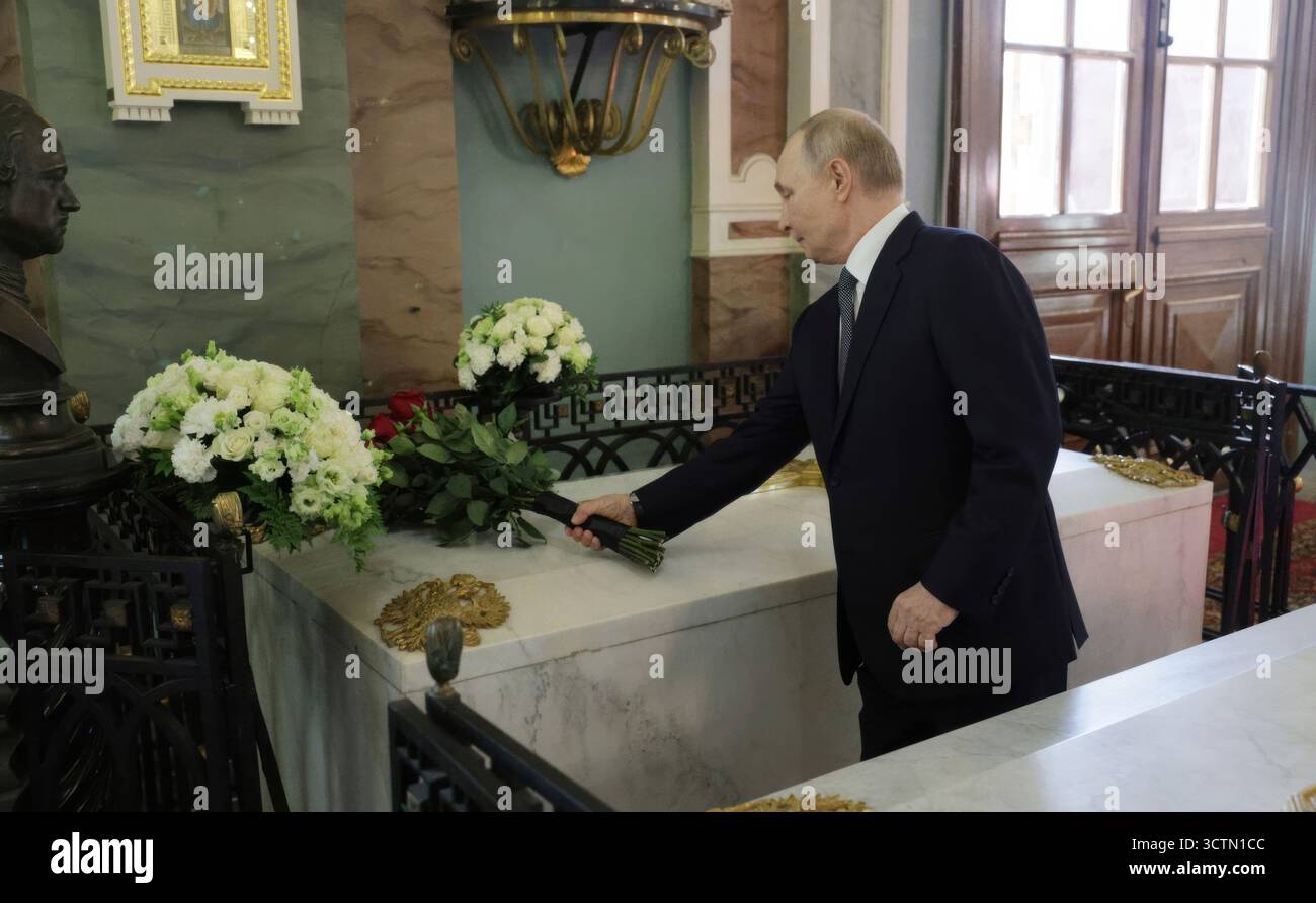 San Pietroburgo, Russia. 7 ottobre 2025. Il presidente russo Vladimir Putin, colloca fiori sulla tomba di Pietro il grande, durante una visita alla cattedrale dei Santi Pietro e Paolo, 7 ottobre 2025 a San Pietroburgo, Russia. Crediti: Mikhail Metzel/piscina del Cremlino/Alamy Live News Foto Stock