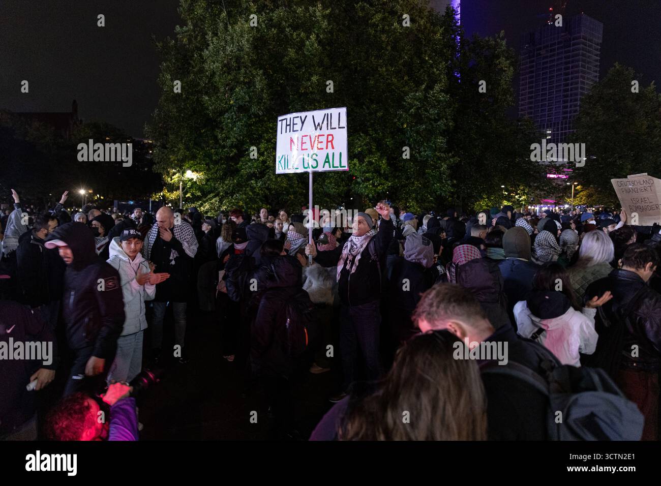 Centinaia di manifestanti filo-palestinesi si sono riuniti nei pressi della Fontana di Nettuno presso Alexanderplatz nel centro di Berlino martedì 7 ottobre 2025, nonostante il divieto della polizia alla manifestazione, in occasione del secondo anniversario degli attacchi terroristici di Hamas contro Israele. I partecipanti hanno cantato slogan come "Gloria alla resistenza", "Intifada fino alla vittoria" e "dal fiume al mare, la Palestina sarà libera”. Gli scontri scoppiarono quando gli ufficiali si trasferirono per disperdere il raduno, portando a numerosi arresti e scontri. La scena è diventata tesa e caotica mentre i manifestanti resistevano agli ordini della polizia. Il momento del rally o Foto Stock Centinaia di manifestanti filo-palestinesi si sono riuniti nei pressi della Fontana di Nettuno presso Alexanderplatz nel centro di Berlino martedì 7 ottobre 2025, nonostante il divieto della polizia alla manifestazione, in occasione del secondo anniversario degli attacchi terroristici di Hamas contro Israele. I partecipanti hanno cantato slogan come "Gloria alla resistenza", "Intifada fino alla vittoria" e "dal fiume al mare, la Palestina sarà libera”. Gli scontri scoppiarono quando gli ufficiali si trasferirono per disperdere il raduno, portando a numerosi arresti e scontri. La scena è diventata tesa e caotica mentre i manifestanti resistevano agli ordini della polizia. Il momento del rally o Foto Stock
