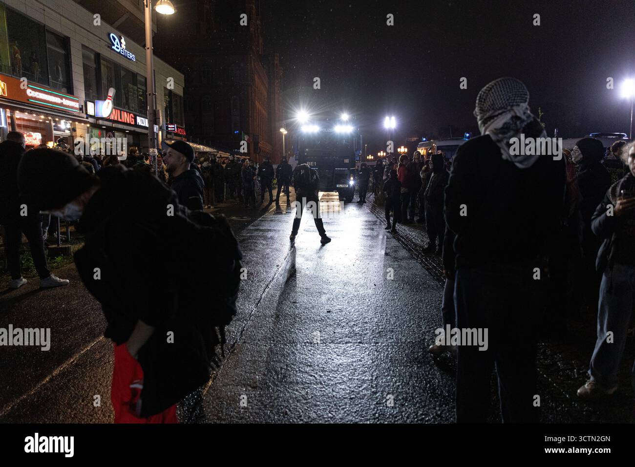 Centinaia di manifestanti filo-palestinesi si sono riuniti nei pressi della Fontana di Nettuno presso Alexanderplatz nel centro di Berlino martedì 7 ottobre 2025, nonostante il divieto della polizia alla manifestazione, in occasione del secondo anniversario degli attacchi terroristici di Hamas contro Israele. I partecipanti hanno cantato slogan come "Gloria alla resistenza", "Intifada fino alla vittoria" e "dal fiume al mare, la Palestina sarà libera”. Gli scontri scoppiarono quando gli ufficiali si trasferirono per disperdere il raduno, portando a numerosi arresti e scontri. La scena è diventata tesa e caotica mentre i manifestanti resistevano agli ordini della polizia. Il momento del rally o Foto Stock Centinaia di manifestanti filo-palestinesi si sono riuniti nei pressi della Fontana di Nettuno presso Alexanderplatz nel centro di Berlino martedì 7 ottobre 2025, nonostante il divieto della polizia alla manifestazione, in occasione del secondo anniversario degli attacchi terroristici di Hamas contro Israele. I partecipanti hanno cantato slogan come "Gloria alla resistenza", "Intifada fino alla vittoria" e "dal fiume al mare, la Palestina sarà libera”. Gli scontri scoppiarono quando gli ufficiali si trasferirono per disperdere il raduno, portando a numerosi arresti e scontri. La scena è diventata tesa e caotica mentre i manifestanti resistevano agli ordini della polizia. Il momento del rally o Foto Stock