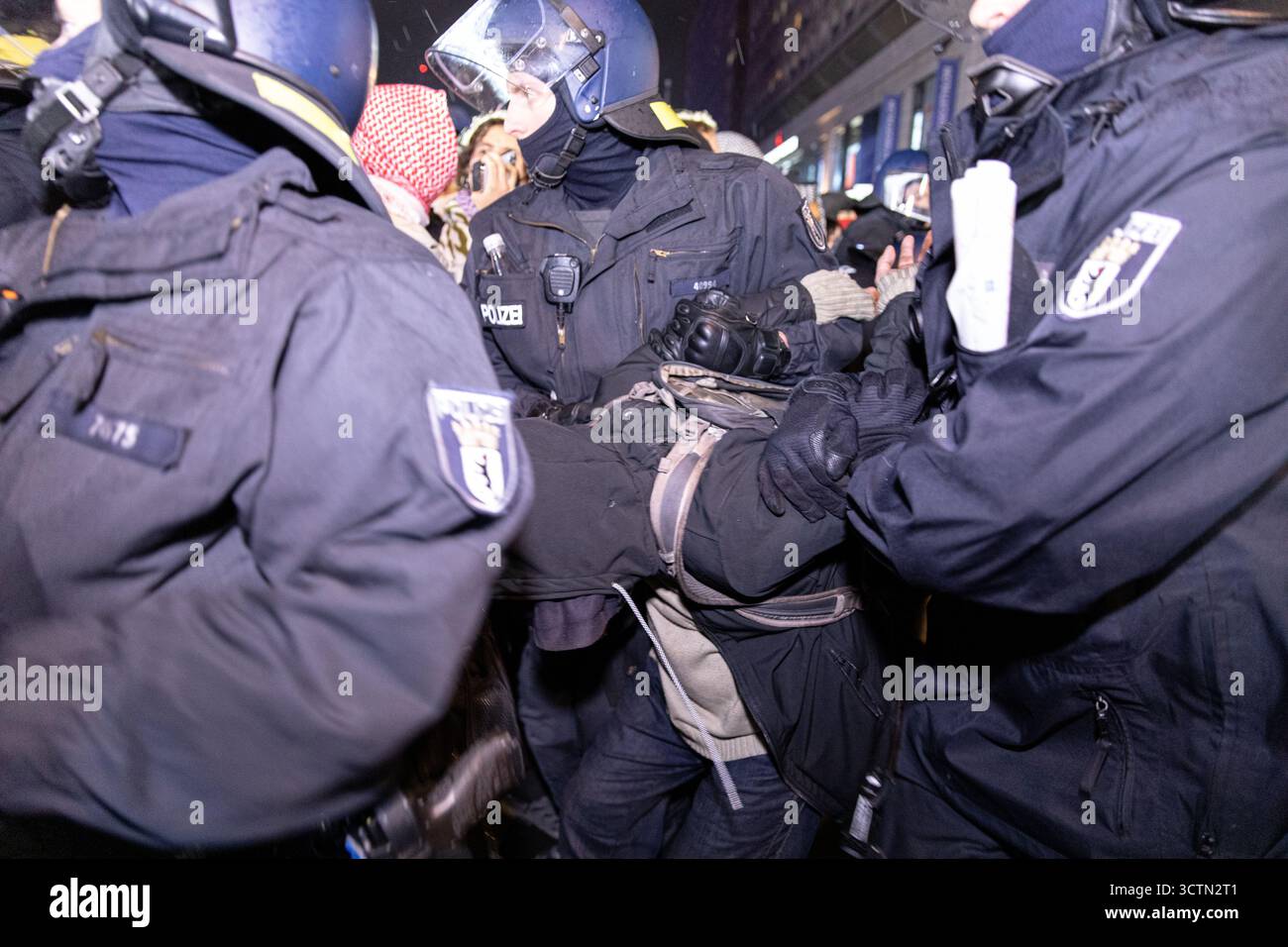 Centinaia di manifestanti filo-palestinesi si sono riuniti nei pressi della Fontana di Nettuno presso Alexanderplatz nel centro di Berlino martedì 7 ottobre 2025, nonostante il divieto della polizia alla manifestazione, in occasione del secondo anniversario degli attacchi terroristici di Hamas contro Israele. I partecipanti hanno cantato slogan come "Gloria alla resistenza", "Intifada fino alla vittoria" e "dal fiume al mare, la Palestina sarà libera”. Gli scontri scoppiarono quando gli ufficiali si trasferirono per disperdere il raduno, portando a numerosi arresti e scontri. La scena è diventata tesa e caotica mentre i manifestanti resistevano agli ordini della polizia. Il momento del rally o Foto Stock Centinaia di manifestanti filo-palestinesi si sono riuniti nei pressi della Fontana di Nettuno presso Alexanderplatz nel centro di Berlino martedì 7 ottobre 2025, nonostante il divieto della polizia alla manifestazione, in occasione del secondo anniversario degli attacchi terroristici di Hamas contro Israele. I partecipanti hanno cantato slogan come "Gloria alla resistenza", "Intifada fino alla vittoria" e "dal fiume al mare, la Palestina sarà libera”. Gli scontri scoppiarono quando gli ufficiali si trasferirono per disperdere il raduno, portando a numerosi arresti e scontri. La scena è diventata tesa e caotica mentre i manifestanti resistevano agli ordini della polizia. Il momento del rally o Foto Stock