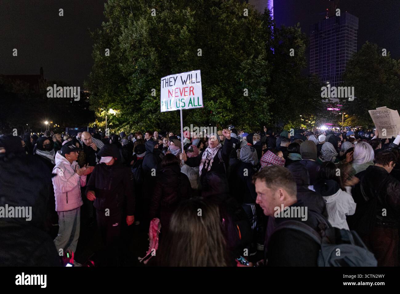 Centinaia di manifestanti filo-palestinesi si sono riuniti nei pressi della Fontana di Nettuno presso Alexanderplatz nel centro di Berlino martedì 7 ottobre 2025, nonostante il divieto della polizia alla manifestazione, in occasione del secondo anniversario degli attacchi terroristici di Hamas contro Israele. I partecipanti hanno cantato slogan come "Gloria alla resistenza", "Intifada fino alla vittoria" e "dal fiume al mare, la Palestina sarà libera”. Gli scontri scoppiarono quando gli ufficiali si trasferirono per disperdere il raduno, portando a numerosi arresti e scontri. La scena è diventata tesa e caotica mentre i manifestanti resistevano agli ordini della polizia. Il momento del rally o Foto Stock Centinaia di manifestanti filo-palestinesi si sono riuniti nei pressi della Fontana di Nettuno presso Alexanderplatz nel centro di Berlino martedì 7 ottobre 2025, nonostante il divieto della polizia alla manifestazione, in occasione del secondo anniversario degli attacchi terroristici di Hamas contro Israele. I partecipanti hanno cantato slogan come "Gloria alla resistenza", "Intifada fino alla vittoria" e "dal fiume al mare, la Palestina sarà libera”. Gli scontri scoppiarono quando gli ufficiali si trasferirono per disperdere il raduno, portando a numerosi arresti e scontri. La scena è diventata tesa e caotica mentre i manifestanti resistevano agli ordini della polizia. Il momento del rally o Foto Stock