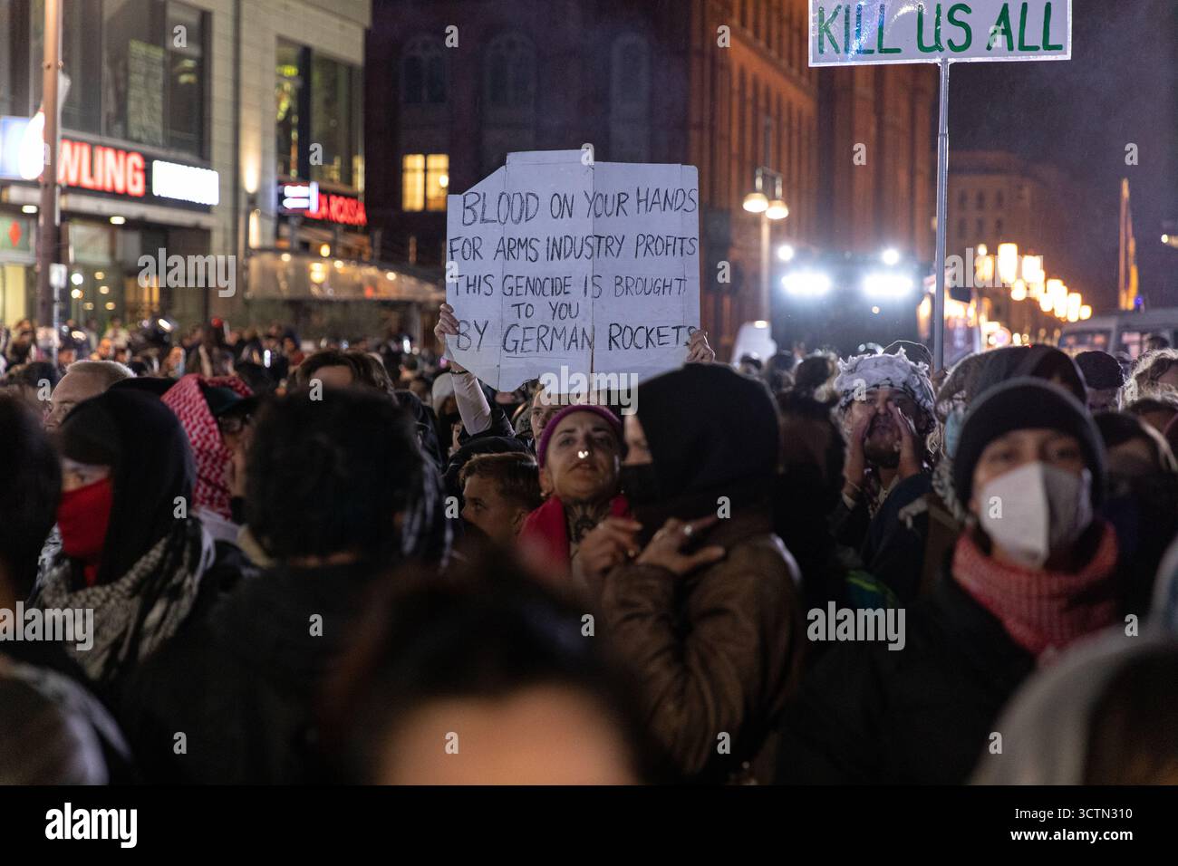 Centinaia di manifestanti filo-palestinesi si sono riuniti nei pressi della Fontana di Nettuno presso Alexanderplatz nel centro di Berlino martedì 7 ottobre 2025, nonostante il divieto della polizia alla manifestazione, in occasione del secondo anniversario degli attacchi terroristici di Hamas contro Israele. I partecipanti hanno cantato slogan come "Gloria alla resistenza", "Intifada fino alla vittoria" e "dal fiume al mare, la Palestina sarà libera”. Gli scontri scoppiarono quando gli ufficiali si trasferirono per disperdere il raduno, portando a numerosi arresti e scontri. La scena è diventata tesa e caotica mentre i manifestanti resistevano agli ordini della polizia. Il momento del rally o Foto Stock Centinaia di manifestanti filo-palestinesi si sono riuniti nei pressi della Fontana di Nettuno presso Alexanderplatz nel centro di Berlino martedì 7 ottobre 2025, nonostante il divieto della polizia alla manifestazione, in occasione del secondo anniversario degli attacchi terroristici di Hamas contro Israele. I partecipanti hanno cantato slogan come "Gloria alla resistenza", "Intifada fino alla vittoria" e "dal fiume al mare, la Palestina sarà libera”. Gli scontri scoppiarono quando gli ufficiali si trasferirono per disperdere il raduno, portando a numerosi arresti e scontri. La scena è diventata tesa e caotica mentre i manifestanti resistevano agli ordini della polizia. Il momento del rally o Foto Stock