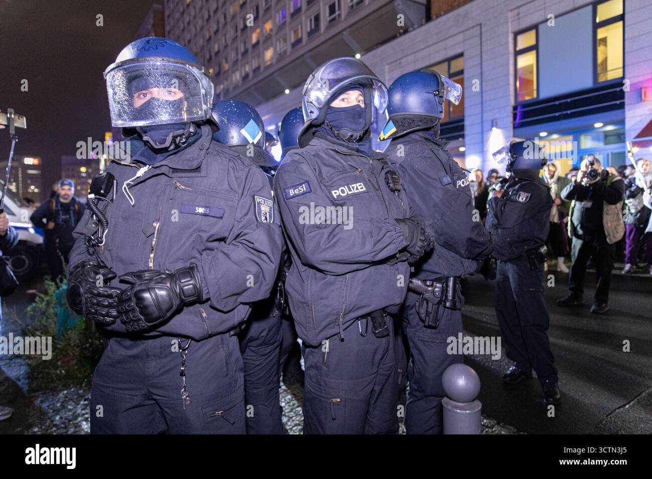 Centinaia di manifestanti filo-palestinesi si sono riuniti nei pressi della Fontana di Nettuno presso Alexanderplatz nel centro di Berlino martedì 7 ottobre 2025, nonostante il divieto della polizia alla manifestazione, in occasione del secondo anniversario degli attacchi terroristici di Hamas contro Israele. I partecipanti hanno cantato slogan come "Gloria alla resistenza", "Intifada fino alla vittoria" e "dal fiume al mare, la Palestina sarà libera”. Gli scontri scoppiarono quando gli ufficiali si trasferirono per disperdere il raduno, portando a numerosi arresti e scontri. La scena è diventata tesa e caotica mentre i manifestanti resistevano agli ordini della polizia. Il momento del rally o Foto Stock Centinaia di manifestanti filo-palestinesi si sono riuniti nei pressi della Fontana di Nettuno presso Alexanderplatz nel centro di Berlino martedì 7 ottobre 2025, nonostante il divieto della polizia alla manifestazione, in occasione del secondo anniversario degli attacchi terroristici di Hamas contro Israele. I partecipanti hanno cantato slogan come "Gloria alla resistenza", "Intifada fino alla vittoria" e "dal fiume al mare, la Palestina sarà libera”. Gli scontri scoppiarono quando gli ufficiali si trasferirono per disperdere il raduno, portando a numerosi arresti e scontri. La scena è diventata tesa e caotica mentre i manifestanti resistevano agli ordini della polizia. Il momento del rally o Foto Stock
