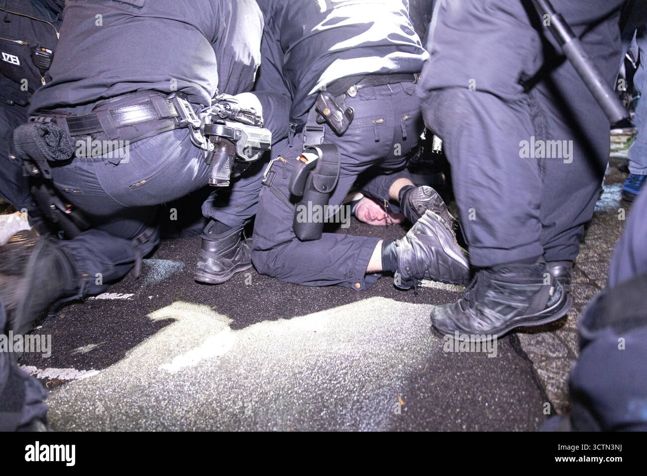 Centinaia di manifestanti filo-palestinesi si sono riuniti nei pressi della Fontana di Nettuno presso Alexanderplatz nel centro di Berlino martedì 7 ottobre 2025, nonostante il divieto della polizia alla manifestazione, in occasione del secondo anniversario degli attacchi terroristici di Hamas contro Israele. I partecipanti hanno cantato slogan come "Gloria alla resistenza", "Intifada fino alla vittoria" e "dal fiume al mare, la Palestina sarà libera”. Gli scontri scoppiarono quando gli ufficiali si trasferirono per disperdere il raduno, portando a numerosi arresti e scontri. La scena è diventata tesa e caotica mentre i manifestanti resistevano agli ordini della polizia. Il momento del rally o Foto Stock Centinaia di manifestanti filo-palestinesi si sono riuniti nei pressi della Fontana di Nettuno presso Alexanderplatz nel centro di Berlino martedì 7 ottobre 2025, nonostante il divieto della polizia alla manifestazione, in occasione del secondo anniversario degli attacchi terroristici di Hamas contro Israele. I partecipanti hanno cantato slogan come "Gloria alla resistenza", "Intifada fino alla vittoria" e "dal fiume al mare, la Palestina sarà libera”. Gli scontri scoppiarono quando gli ufficiali si trasferirono per disperdere il raduno, portando a numerosi arresti e scontri. La scena è diventata tesa e caotica mentre i manifestanti resistevano agli ordini della polizia. Il momento del rally o Foto Stock