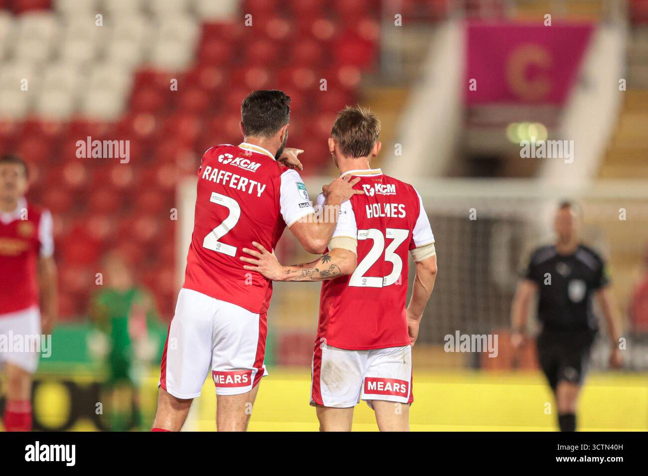 Joe Rafferty di Rotherham United e Jack Holmes di Rotherham United osservano durante il Vertu Trophy Northern Group e Match Rotherham United vs Oldham Athletic al New York Stadium, Rotherham, Regno Unito, 7 ottobre 2025 (foto di Seth Rose/News Images) Foto Stock