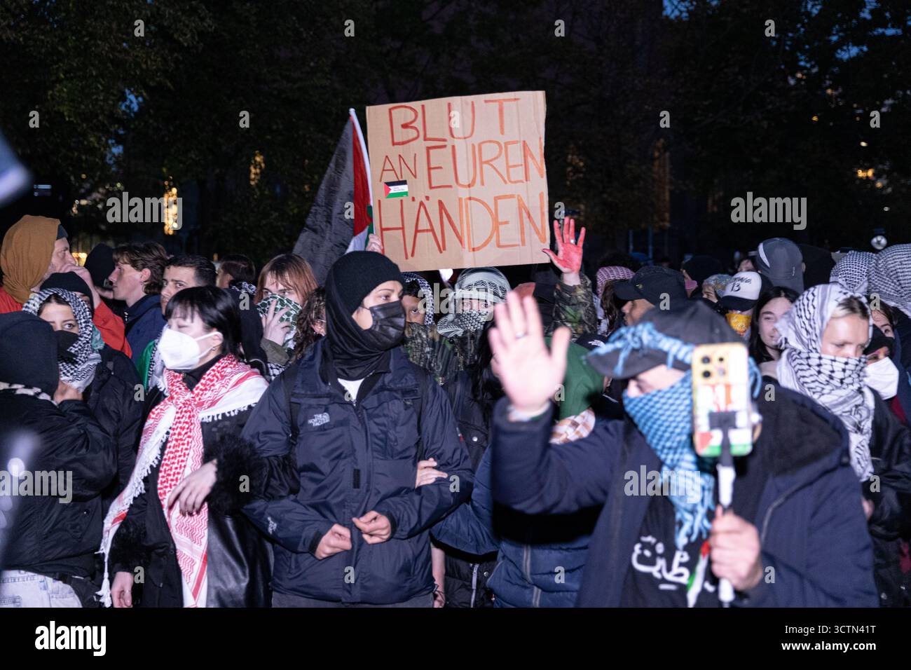 Centinaia di manifestanti filo-palestinesi si sono riuniti nei pressi della Fontana di Nettuno presso Alexanderplatz nel centro di Berlino martedì 7 ottobre 2025, nonostante il divieto della polizia alla manifestazione, in occasione del secondo anniversario degli attacchi terroristici di Hamas contro Israele. I partecipanti hanno cantato slogan come "Gloria alla resistenza", "Intifada fino alla vittoria" e "dal fiume al mare, la Palestina sarà libera”. Gli scontri scoppiarono quando gli ufficiali si trasferirono per disperdere il raduno, portando a numerosi arresti e scontri. La scena è diventata tesa e caotica mentre i manifestanti resistevano agli ordini della polizia. Il momento del rally o Foto Stock Centinaia di manifestanti filo-palestinesi si sono riuniti nei pressi della Fontana di Nettuno presso Alexanderplatz nel centro di Berlino martedì 7 ottobre 2025, nonostante il divieto della polizia alla manifestazione, in occasione del secondo anniversario degli attacchi terroristici di Hamas contro Israele. I partecipanti hanno cantato slogan come "Gloria alla resistenza", "Intifada fino alla vittoria" e "dal fiume al mare, la Palestina sarà libera”. Gli scontri scoppiarono quando gli ufficiali si trasferirono per disperdere il raduno, portando a numerosi arresti e scontri. La scena è diventata tesa e caotica mentre i manifestanti resistevano agli ordini della polizia. Il momento del rally o Foto Stock