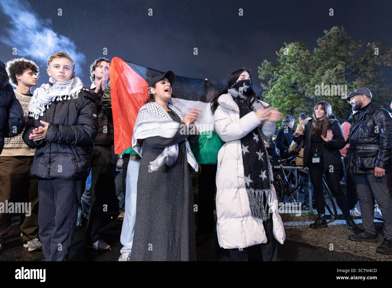 Centinaia di manifestanti filo-palestinesi si sono riuniti nei pressi della Fontana di Nettuno presso Alexanderplatz nel centro di Berlino martedì 7 ottobre 2025, nonostante il divieto della polizia alla manifestazione, in occasione del secondo anniversario degli attacchi terroristici di Hamas contro Israele. I partecipanti hanno cantato slogan come "Gloria alla resistenza", "Intifada fino alla vittoria" e "dal fiume al mare, la Palestina sarà libera”. Gli scontri scoppiarono quando gli ufficiali si trasferirono per disperdere il raduno, portando a numerosi arresti e scontri. La scena è diventata tesa e caotica mentre i manifestanti resistevano agli ordini della polizia. Il momento del rally o Foto Stock Centinaia di manifestanti filo-palestinesi si sono riuniti nei pressi della Fontana di Nettuno presso Alexanderplatz nel centro di Berlino martedì 7 ottobre 2025, nonostante il divieto della polizia alla manifestazione, in occasione del secondo anniversario degli attacchi terroristici di Hamas contro Israele. I partecipanti hanno cantato slogan come "Gloria alla resistenza", "Intifada fino alla vittoria" e "dal fiume al mare, la Palestina sarà libera”. Gli scontri scoppiarono quando gli ufficiali si trasferirono per disperdere il raduno, portando a numerosi arresti e scontri. La scena è diventata tesa e caotica mentre i manifestanti resistevano agli ordini della polizia. Il momento del rally o Foto Stock