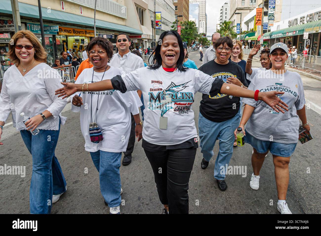 Miami Florida, Flagler Street, vincitore della Florida Marlins Major League Baseball World Series, festeggia i tifosi, striscioni, sfilata, evento culturale, tradizione, attività Foto Stock
