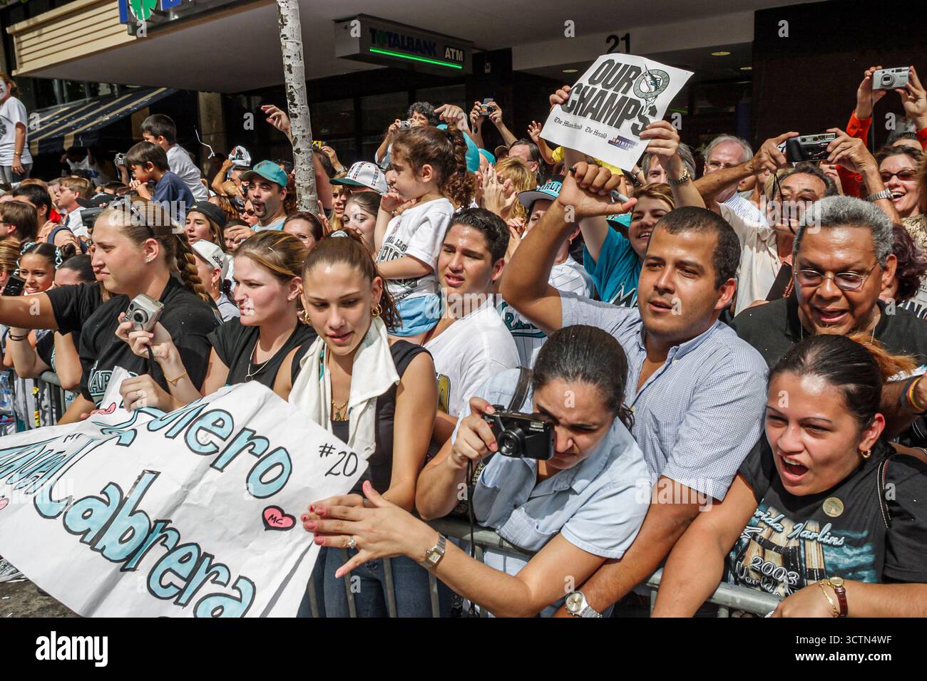 Miami Florida, Flagler Street, vincitore della Florida Marlins Major League Baseball World Series, festeggia i tifosi, striscioni, sfilata, evento culturale, tradizione, attività Foto Stock