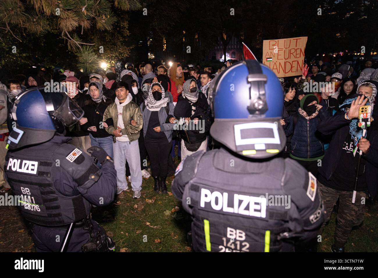 7 ottobre 2025, Berlino, Berlino, Germania: Centinaia di manifestanti filo-palestinesi si sono riuniti nei pressi della Fontana di Nettuno da Alexanderplatz nel centro di Berlino martedì 7 ottobre 2025, nonostante il divieto della polizia alla manifestazione, in occasione del secondo anniversario degli attacchi terroristici di Hamas contro Israele. I partecipanti cantarono slogan come "Gloria alla resistenza", "Intifada fino alla vittoria" e "dal fiume al mare, la Palestina sarà libera". Gli scontri scoppiarono quando gli ufficiali si trasferirono per disperdere il raduno, portando a numerosi arresti e scontri. La scena è diventata tesa e caotica come prote Foto Stock 7 ottobre 2025, Berlino, Berlino, Germania: Centinaia di manifestanti filo-palestinesi si sono riuniti nei pressi della Fontana di Nettuno da Alexanderplatz nel centro di Berlino martedì 7 ottobre 2025, nonostante il divieto della polizia alla manifestazione, in occasione del secondo anniversario degli attacchi terroristici di Hamas contro Israele. I partecipanti cantarono slogan come "Gloria alla resistenza", "Intifada fino alla vittoria" e "dal fiume al mare, la Palestina sarà libera". Gli scontri scoppiarono quando gli ufficiali si trasferirono per disperdere il raduno, portando a numerosi arresti e scontri. La scena è diventata tesa e caotica come prote Foto Stock