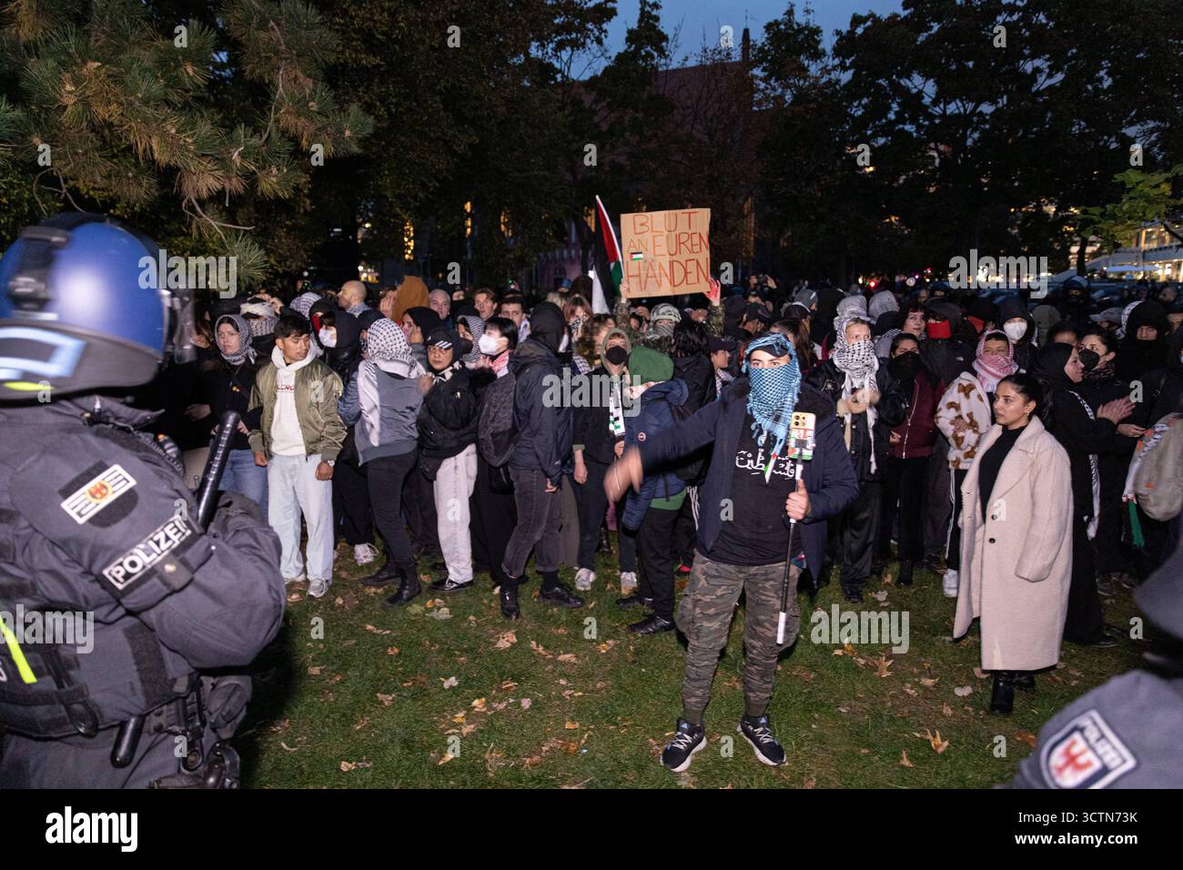7 ottobre 2025, Berlino, Berlino, Germania: Centinaia di manifestanti filo-palestinesi si sono riuniti nei pressi della Fontana di Nettuno da Alexanderplatz nel centro di Berlino martedì 7 ottobre 2025, nonostante il divieto della polizia alla manifestazione, in occasione del secondo anniversario degli attacchi terroristici di Hamas contro Israele. I partecipanti cantarono slogan come "Gloria alla resistenza", "Intifada fino alla vittoria" e "dal fiume al mare, la Palestina sarà libera". Gli scontri scoppiarono quando gli ufficiali si trasferirono per disperdere il raduno, portando a numerosi arresti e scontri. La scena è diventata tesa e caotica come prote Foto Stock 7 ottobre 2025, Berlino, Berlino, Germania: Centinaia di manifestanti filo-palestinesi si sono riuniti nei pressi della Fontana di Nettuno da Alexanderplatz nel centro di Berlino martedì 7 ottobre 2025, nonostante il divieto della polizia alla manifestazione, in occasione del secondo anniversario degli attacchi terroristici di Hamas contro Israele. I partecipanti cantarono slogan come "Gloria alla resistenza", "Intifada fino alla vittoria" e "dal fiume al mare, la Palestina sarà libera". Gli scontri scoppiarono quando gli ufficiali si trasferirono per disperdere il raduno, portando a numerosi arresti e scontri. La scena è diventata tesa e caotica come prote Foto Stock