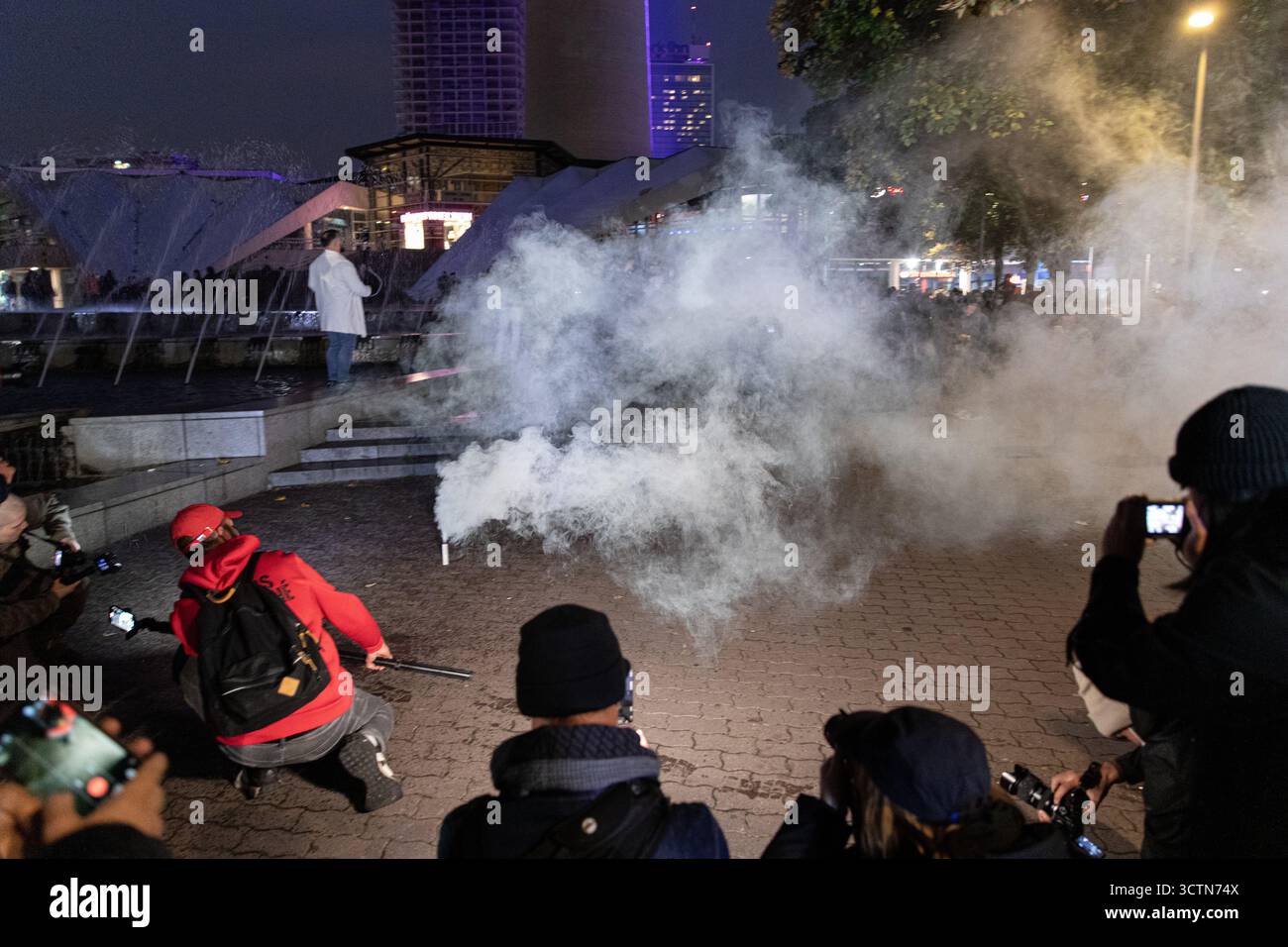 7 ottobre 2025, Berlino, Berlino, Germania: Centinaia di manifestanti filo-palestinesi si sono riuniti nei pressi della Fontana di Nettuno da Alexanderplatz nel centro di Berlino martedì 7 ottobre 2025, nonostante il divieto della polizia alla manifestazione, in occasione del secondo anniversario degli attacchi terroristici di Hamas contro Israele. I partecipanti cantarono slogan come "Gloria alla resistenza", "Intifada fino alla vittoria" e "dal fiume al mare, la Palestina sarà libera". Gli scontri scoppiarono quando gli ufficiali si trasferirono per disperdere il raduno, portando a numerosi arresti e scontri. La scena è diventata tesa e caotica come prote Foto Stock 7 ottobre 2025, Berlino, Berlino, Germania: Centinaia di manifestanti filo-palestinesi si sono riuniti nei pressi della Fontana di Nettuno da Alexanderplatz nel centro di Berlino martedì 7 ottobre 2025, nonostante il divieto della polizia alla manifestazione, in occasione del secondo anniversario degli attacchi terroristici di Hamas contro Israele. I partecipanti cantarono slogan come "Gloria alla resistenza", "Intifada fino alla vittoria" e "dal fiume al mare, la Palestina sarà libera". Gli scontri scoppiarono quando gli ufficiali si trasferirono per disperdere il raduno, portando a numerosi arresti e scontri. La scena è diventata tesa e caotica come prote Foto Stock
