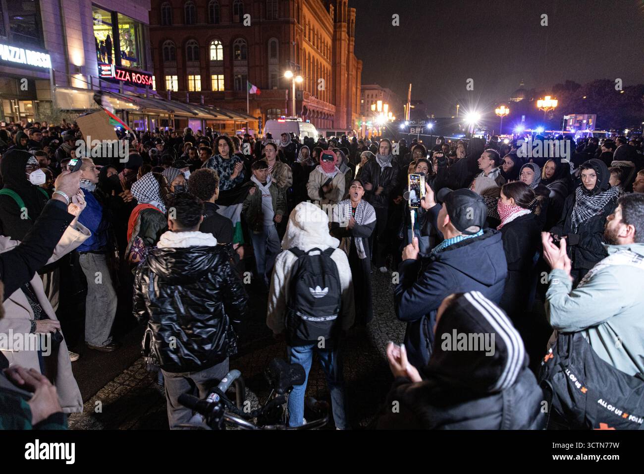 7 ottobre 2025, Berlino, Berlino, Germania: Centinaia di manifestanti filo-palestinesi si sono riuniti nei pressi della Fontana di Nettuno da Alexanderplatz nel centro di Berlino martedì 7 ottobre 2025, nonostante il divieto della polizia alla manifestazione, in occasione del secondo anniversario degli attacchi terroristici di Hamas contro Israele. I partecipanti cantarono slogan come "Gloria alla resistenza", "Intifada fino alla vittoria" e "dal fiume al mare, la Palestina sarà libera". Gli scontri scoppiarono quando gli ufficiali si trasferirono per disperdere il raduno, portando a numerosi arresti e scontri. La scena è diventata tesa e caotica come prote Foto Stock 7 ottobre 2025, Berlino, Berlino, Germania: Centinaia di manifestanti filo-palestinesi si sono riuniti nei pressi della Fontana di Nettuno da Alexanderplatz nel centro di Berlino martedì 7 ottobre 2025, nonostante il divieto della polizia alla manifestazione, in occasione del secondo anniversario degli attacchi terroristici di Hamas contro Israele. I partecipanti cantarono slogan come "Gloria alla resistenza", "Intifada fino alla vittoria" e "dal fiume al mare, la Palestina sarà libera". Gli scontri scoppiarono quando gli ufficiali si trasferirono per disperdere il raduno, portando a numerosi arresti e scontri. La scena è diventata tesa e caotica come prote Foto Stock